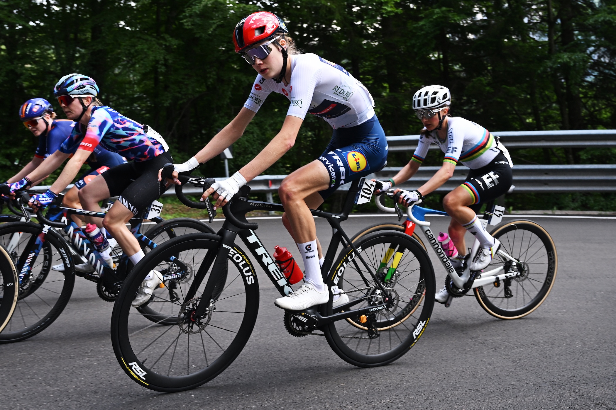 Isabella Holmgren de Lidl - Trek, con la camiseta blanca de Mejor Jinete Joven compite en el Giro de Italia Femenino 2026, delante de su compatriota canadiense Magdeleine Vallieres (EF Education-Oatly)