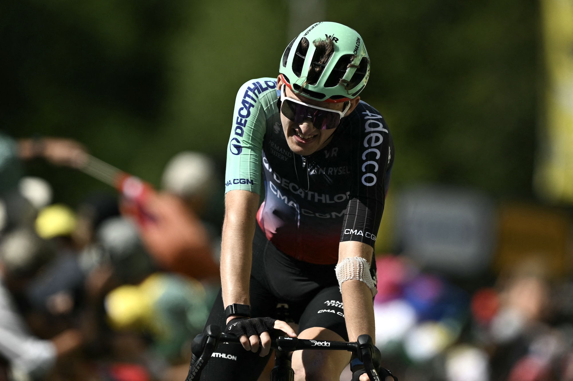 El ciclista francés del Decathlon CMA CGM Team, Paul Seixas, llega a la meta para conseguir el tercer puesto en la décima etapa de la 113ª edición del Tour de Francia.