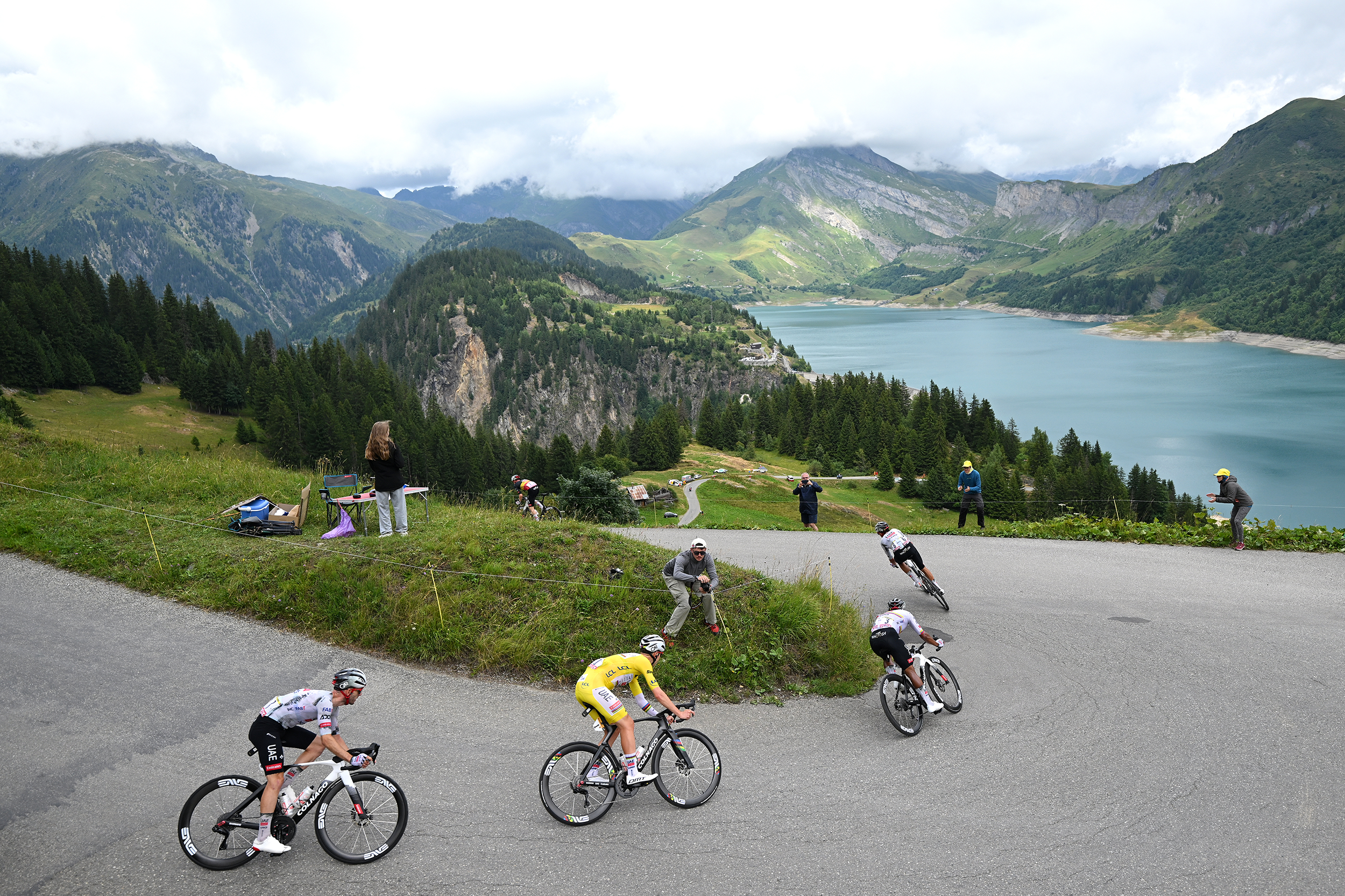 Tour de Francia 2025: el futuro ganador Tadej Pogačar y sus compañeros en un descenso de montaña