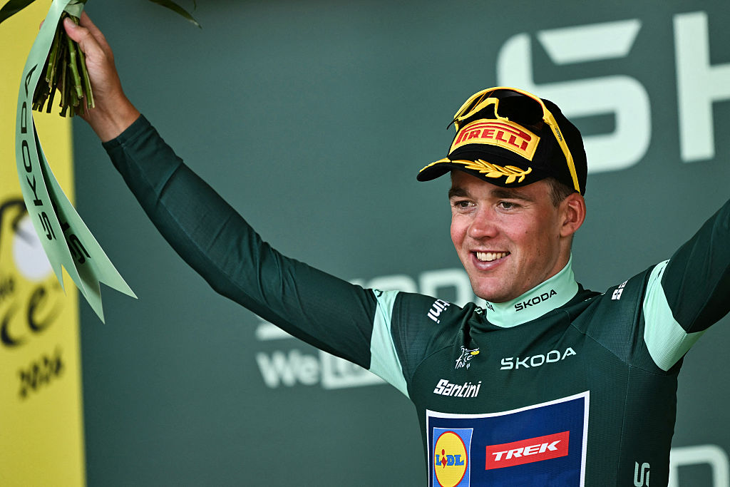  Mads Pedersen celebra en el podio con el maillot verde de mejor velocista del Tour de Francia