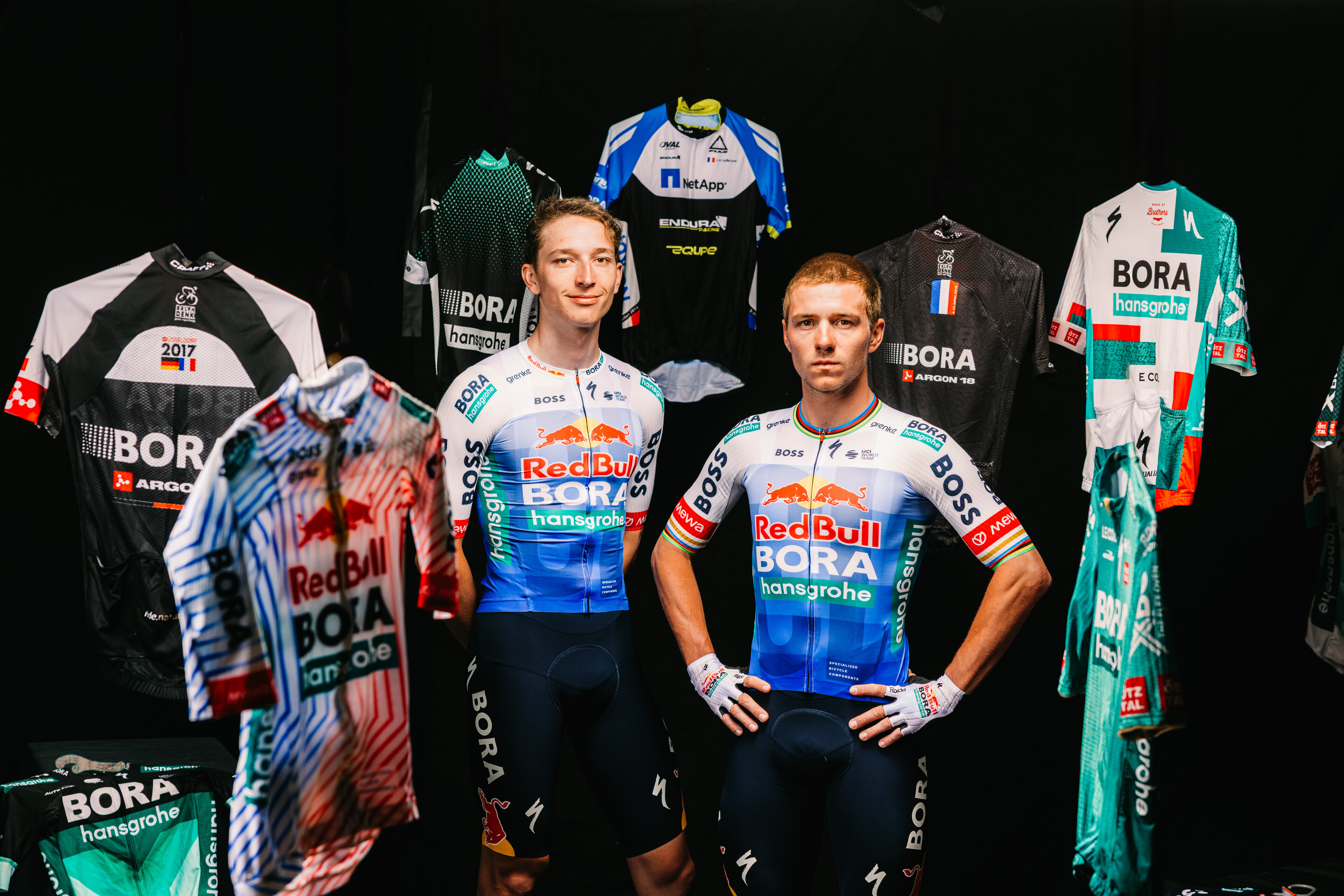 Equipación de Red Bull Bora Hansgrohe para el Tour de Francia 2026, con un degradado azul sobre una camiseta blanca con pantalones cortos negros.