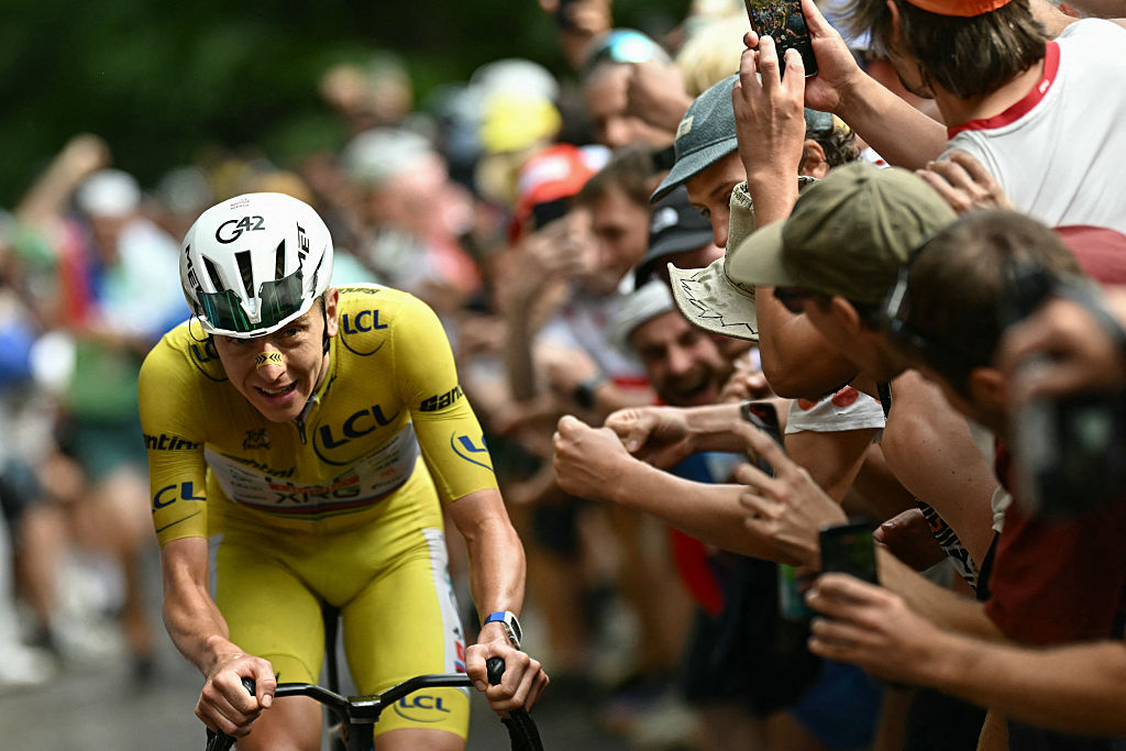   Tadej Pogacar ataca para ponerse en cabeza en una escapada solitaria en los últimos kilómetros de la 14ª etapa de la 113ª edición del Tour de Francia