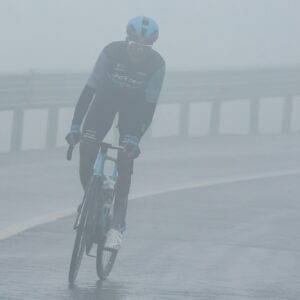 Mientras el calor pasa factura en Francia, otro clima extremo congela la acción en el Tour del Magnífico Qinghai