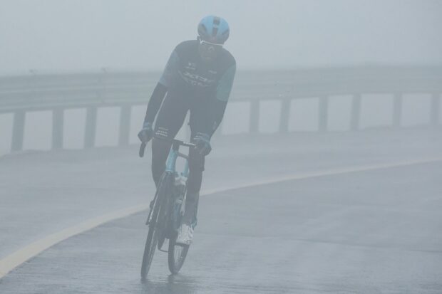 Mientras el calor pasa factura en Francia, otro clima extremo congela la acción en el Tour del Magnífico Qinghai