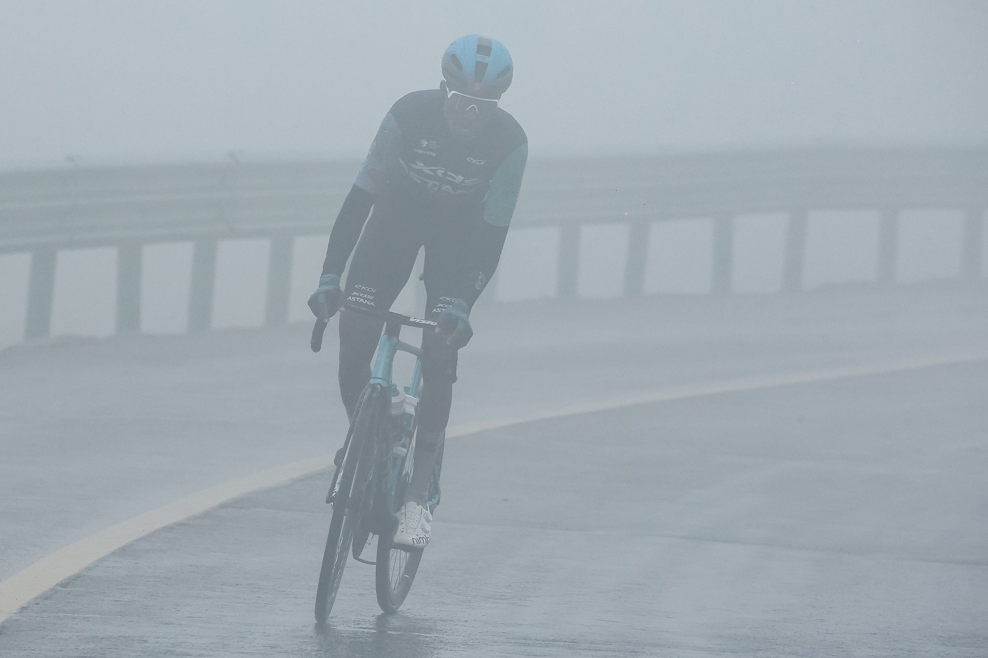 Mientras el calor pasa factura en Francia, otro clima extremo congela la acción en el Tour del Magnífico Qinghai