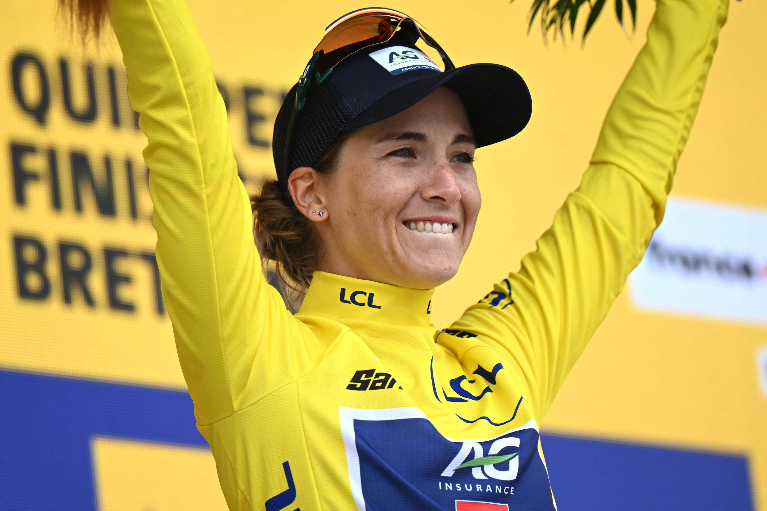 Kim Le Court con el maillot amarillo en el Tour de Francia femenino 2025