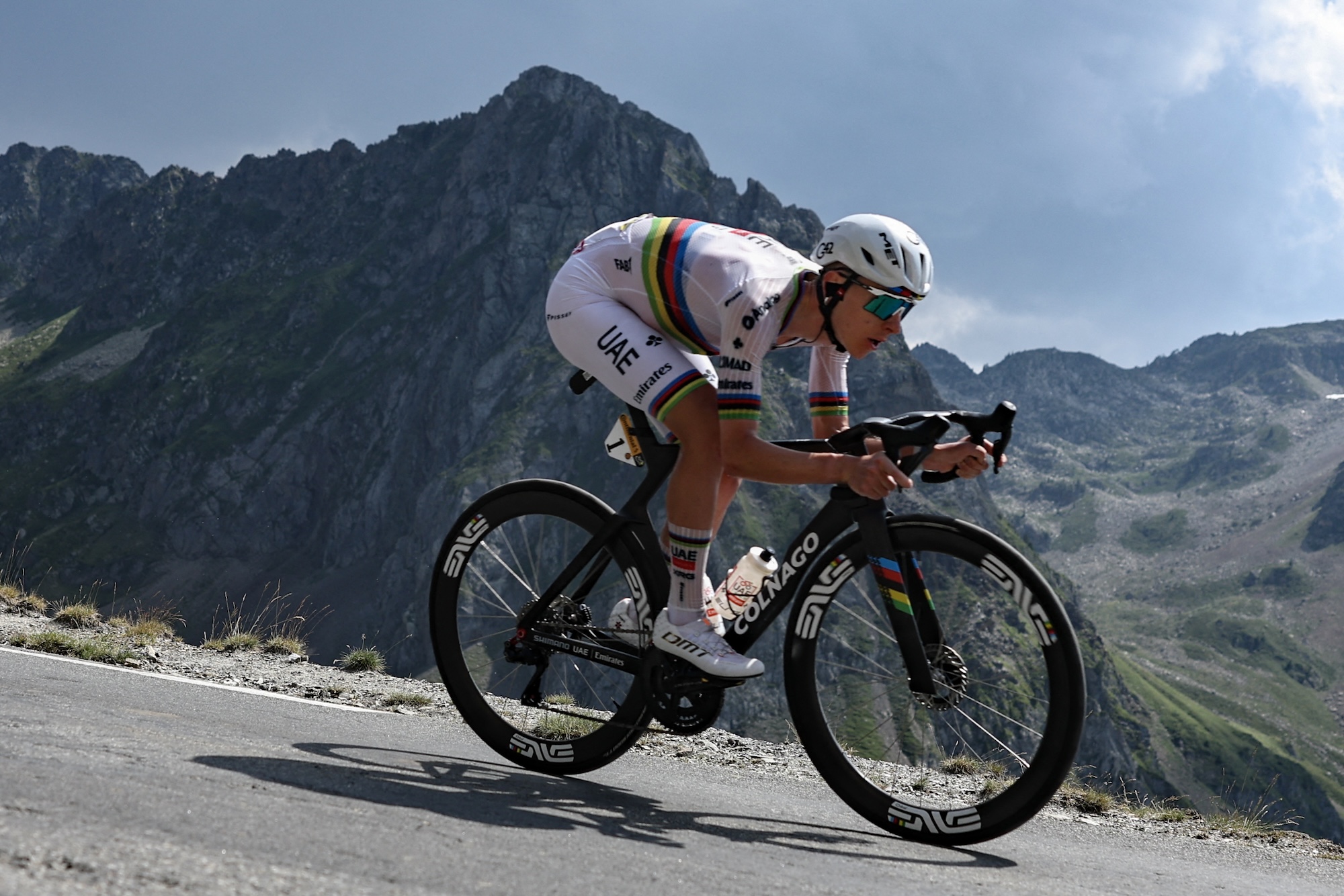 UAE Team Emirates - Tadej Pogačar de XRG recorre el descenso del Col de Tourmalet en una escapada en solitario en la etapa 6 del Tour de Francia