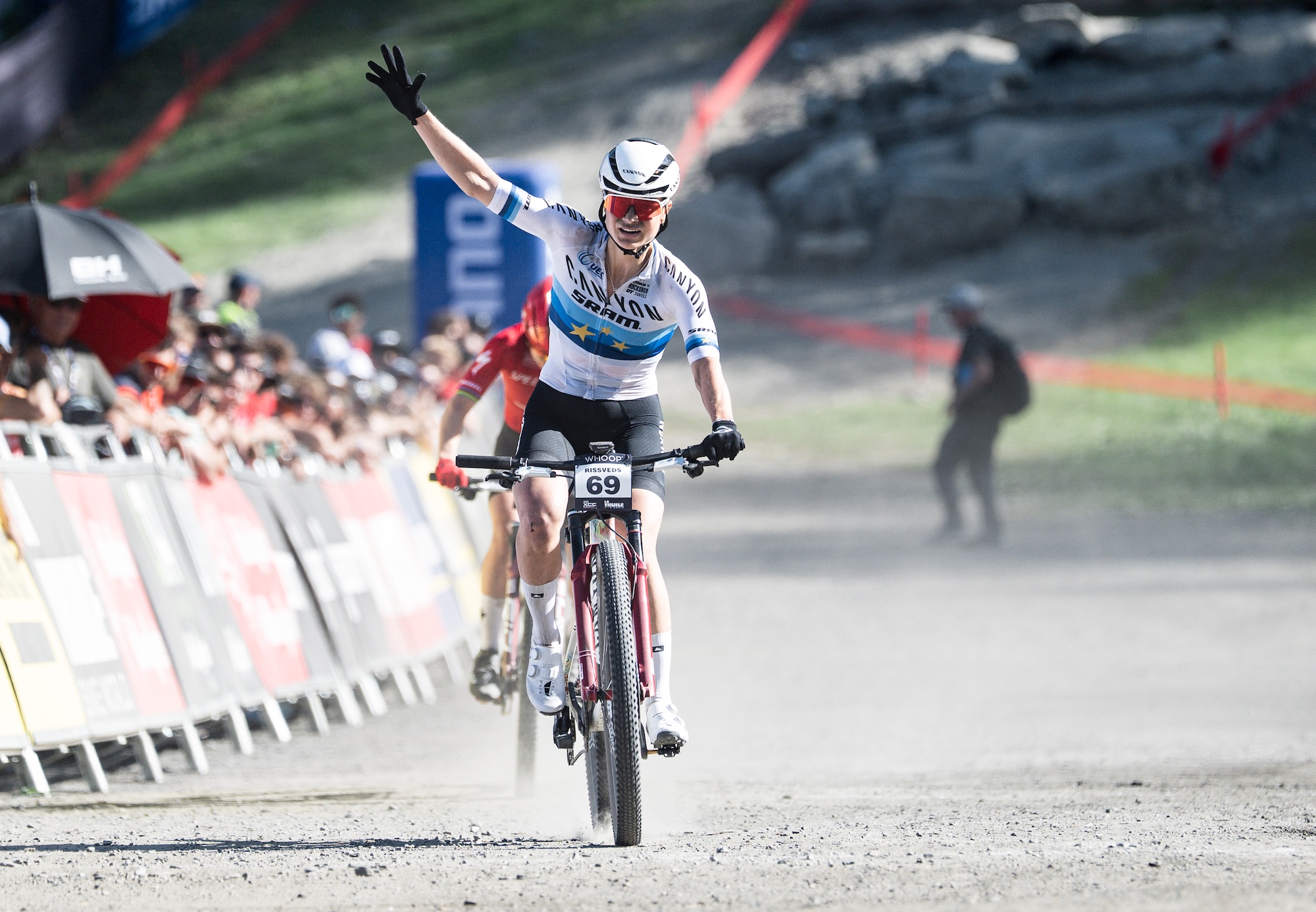 AOSTA, ITALIA - 3 DE JULIO: Jenny Rissveds de Suecia gana la carrera de élite femenina XCC (pista corta) durante la Serie Mundial de Mountain Bike UCI La Thuile el 3 de julio de 2026 en Aosta, Italia. (Foto de Billy Ceusters/Getty Images)