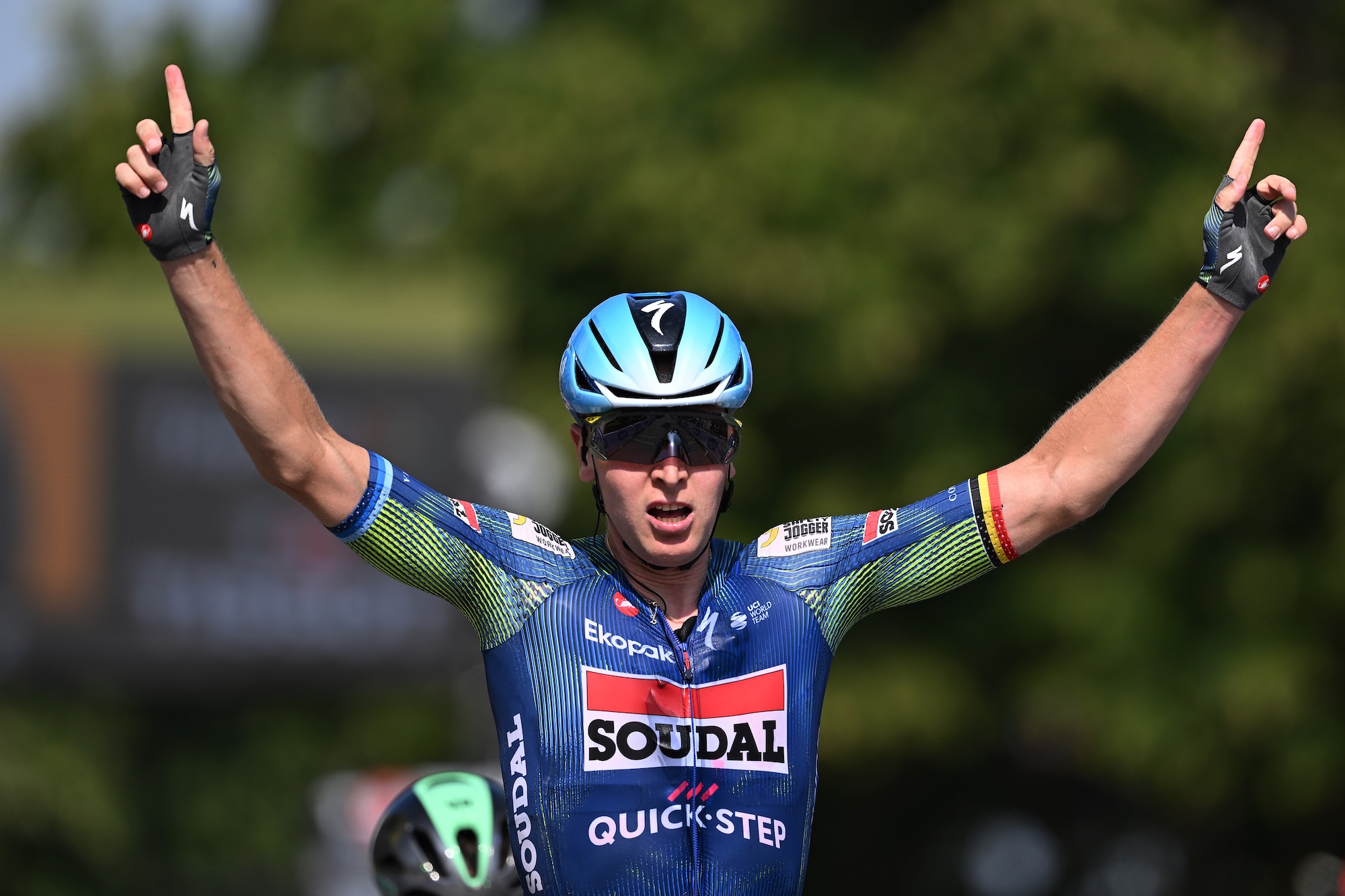 Tim Merlier de Bélgica y el equipo Soudal Quick-Step celebran en la línea de meta como ganador de etapa durante el 113° Tour de Francia 2026, Etapa 8