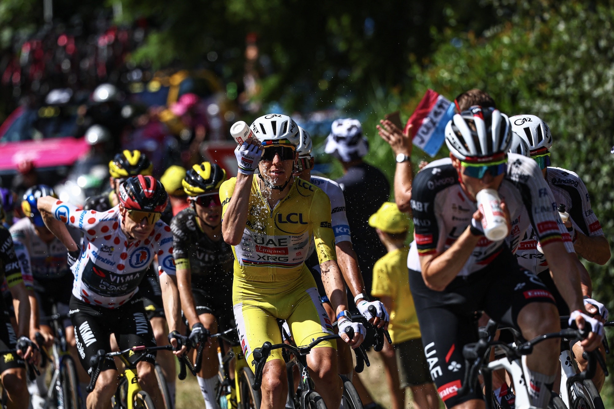 UAE Team Emirates - El ciclista esloveno de XRG, Tadej Pogacar, con el maillot amarillo de líder general, se moja con agua para refrescarse, etapa 9, Tour de Francia