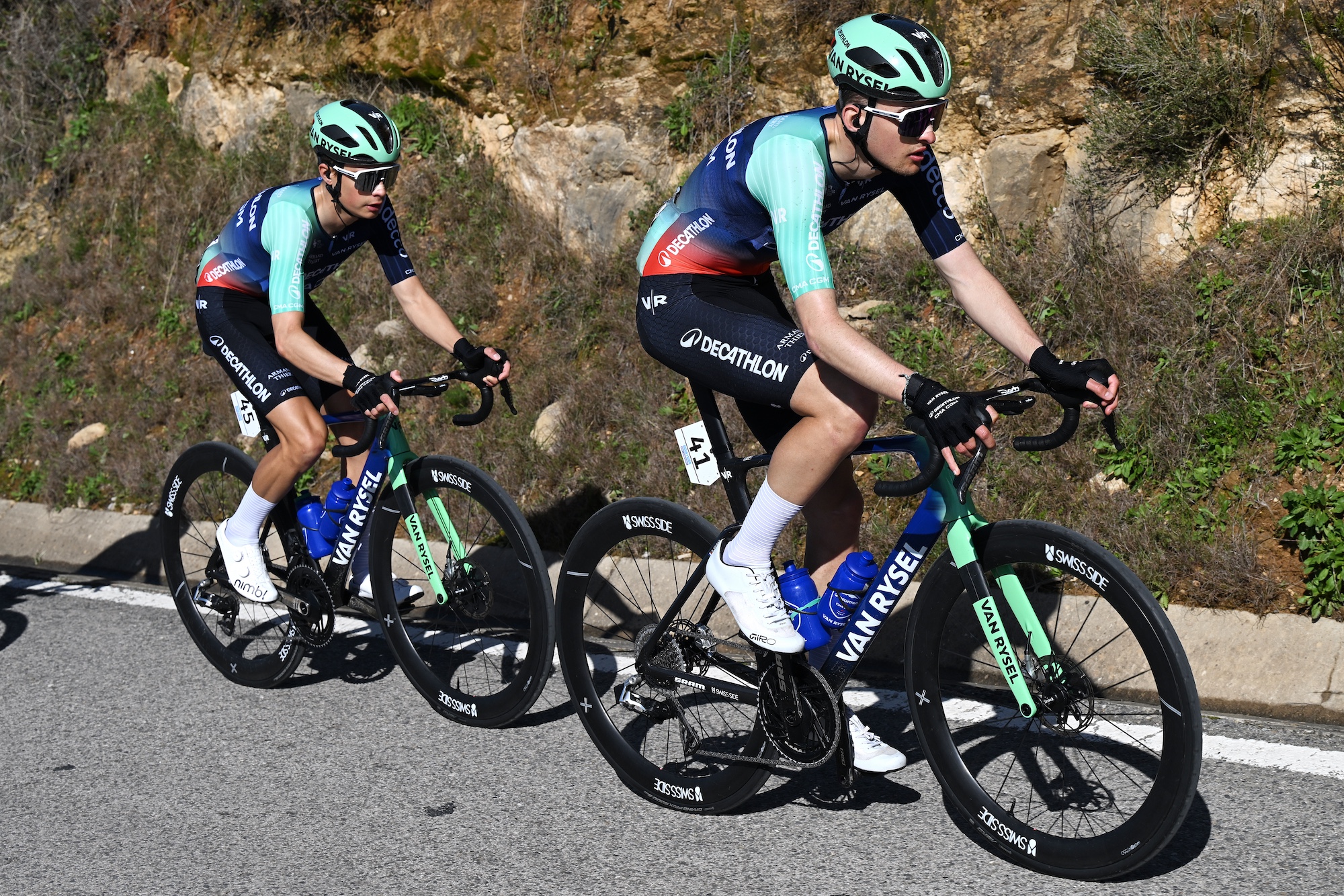 Matthew Riccitello y Paul Seixas viajando juntos durante la 52.ª Volta ao Algarve em Bicicleta 2026 (Foto de Dario Belingheri/Getty Images)