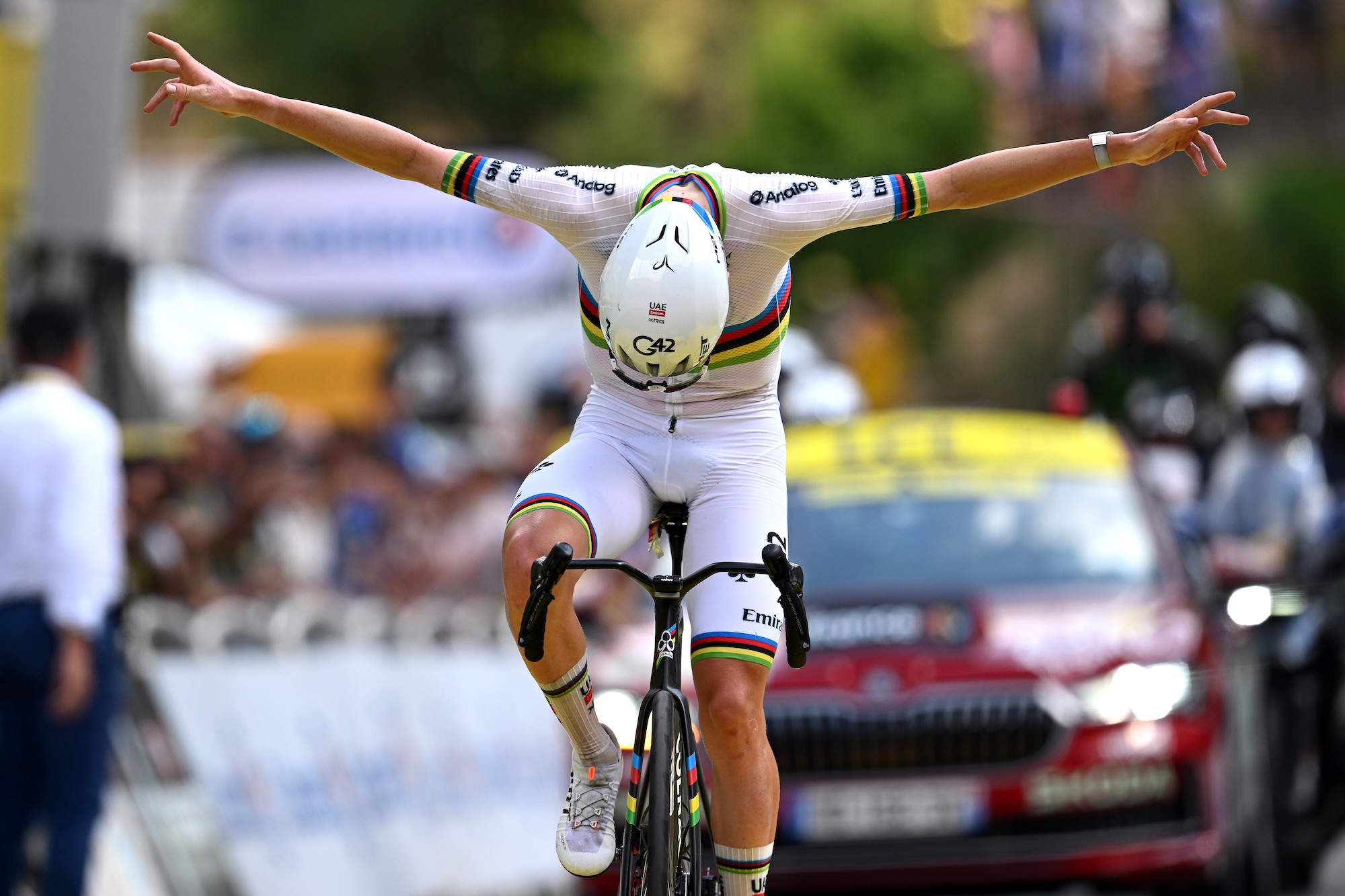 Tadej Pogacar del UAE Team Emirates - XRG celebra en la línea de meta como ganador de la etapa 6 Tour de Francia 2026 (Foto de Tim de Waele/Getty Images)