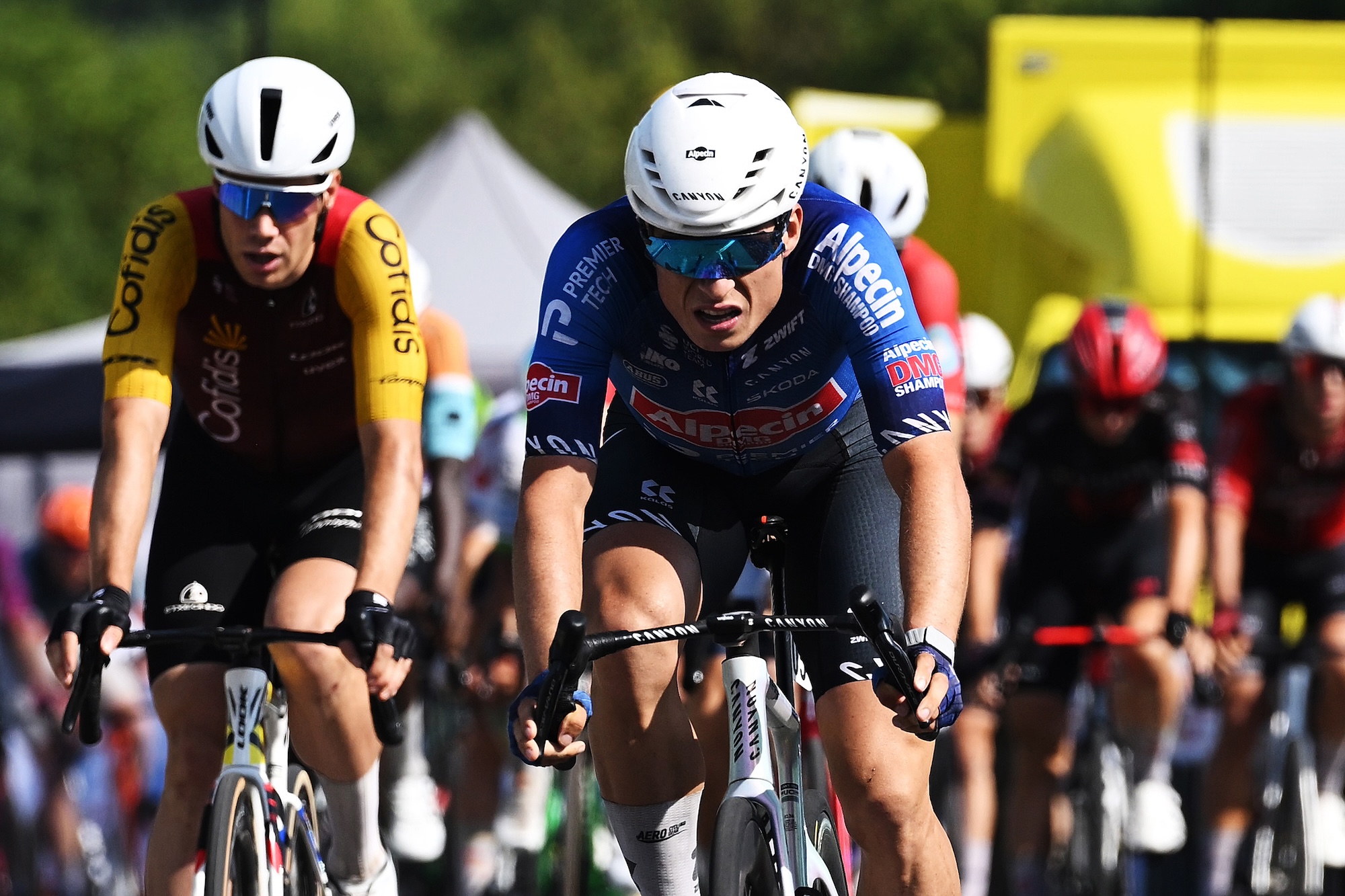 NEVERS, FRANCIA - 15 DE JULIO: Jasper Philipsen de Bélgica y el equipo Alpecin-Premier Tech cruzan la línea de meta en tercer lugar durante el 113.º Tour de Francia 2026, etapa 11, una etapa de 161,3 km desde Vichy a Nevers / #UCIWT / el 15 de julio de 2026 en Nevers, Francia. (Foto de Tim de Waele/Getty Images)