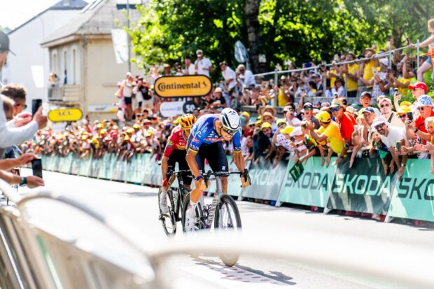 Ocho heridos al estrellarse un coche de prensa contra una barrera a 500 metros del final de la etapa del Tour de Francia en Corrèze