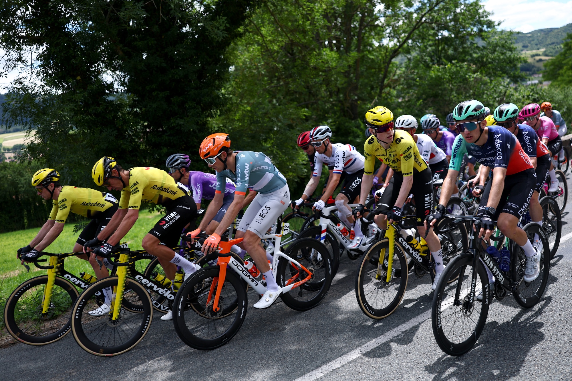 Laurens De Plus (Netcompany Ineos) participa en el pelotón durante el Tour Auvernia-Ródano Alpes