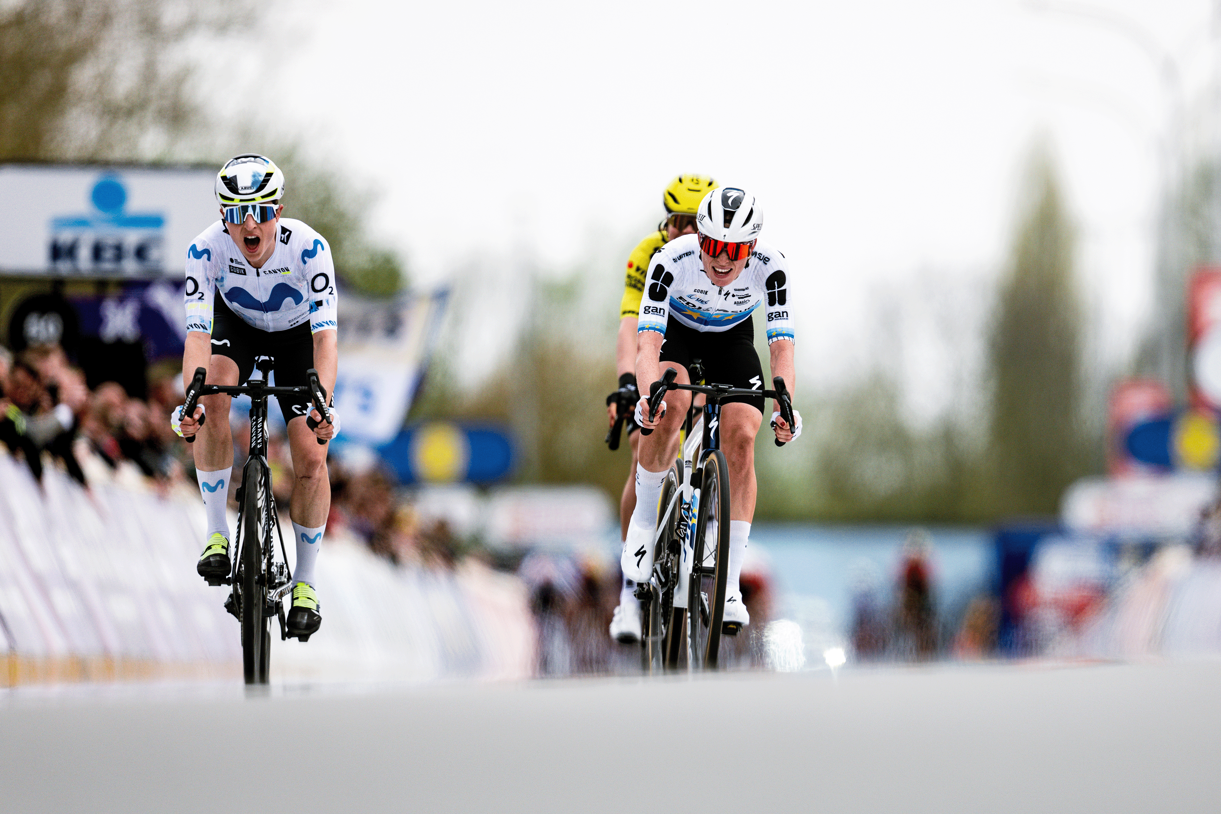 WAREGEM, BÉLGICA - 1 DE ABRIL: (LR) La ganadora de la carrera Marlen Reusser de Suiza y el equipo Movistar, Lieke Nooijen de Holanda y el equipo Visma | Lease a Bike y Demi Vollering de Holanda y el equipo FDJ United - SUEZ corren en la línea de meta durante la 14a Dwars Door Vlaanderen 2026 - Elite femenina, una carrera de un día de 128,8 km de Waregem a Waregem / #UCIWWT / el 1 de abril de 2026 en Waregem, Bélgica. (Foto de Billy Ceusters/Getty Images)
