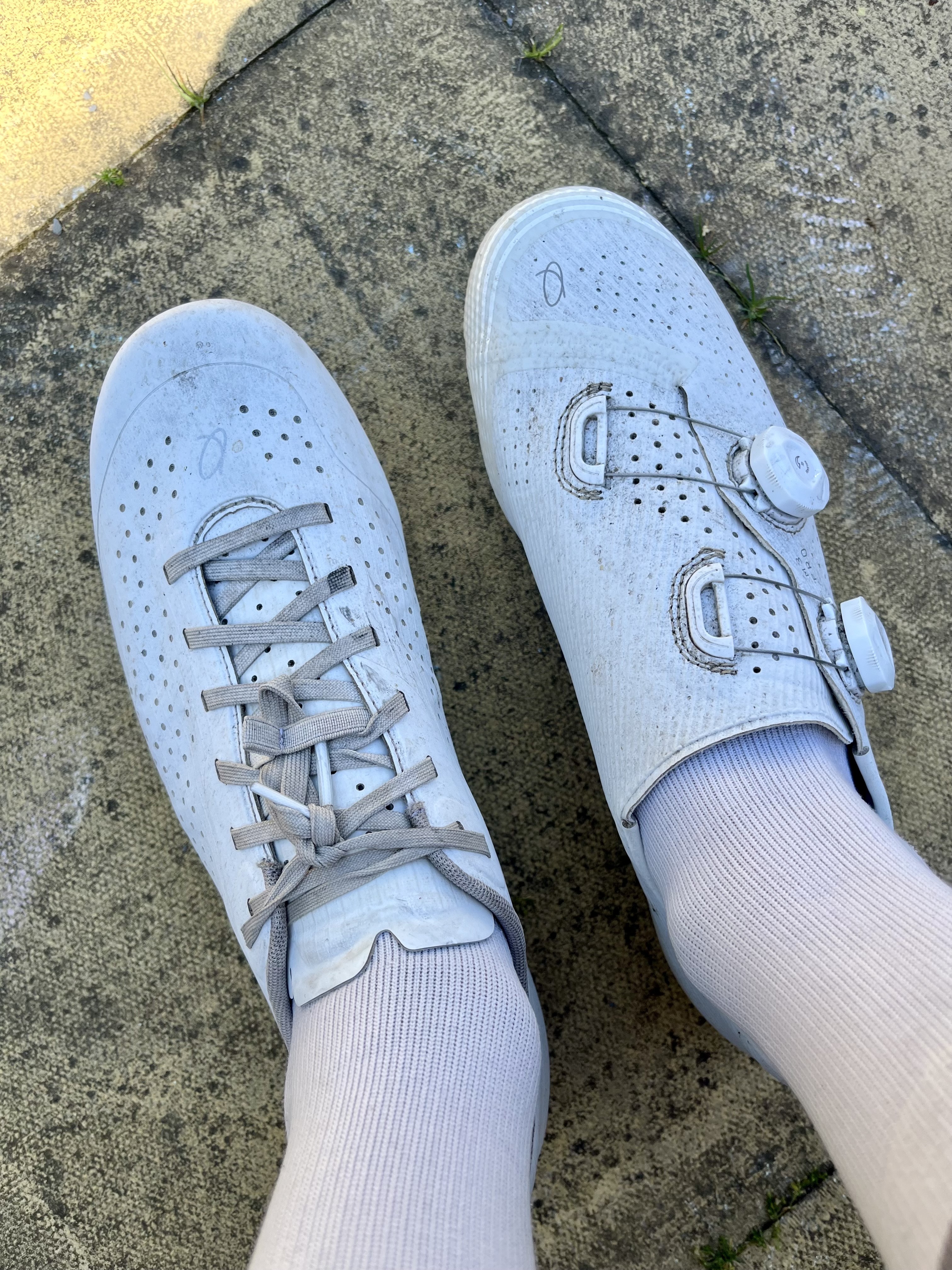 Un ciclista con unas zapatillas Quoc M Pro Lace y M3 Pro