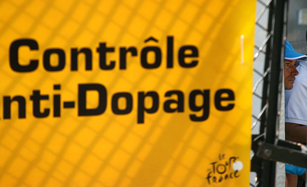 Un cartel antidopaje en el Tour de Francia 