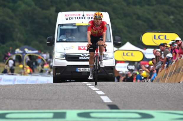 "Se cayó solo en la primera subida y luego es imposible": Anthon Charmig lucha hasta la etapa 14, pero el corte de tiempo pone fin a su Tour de Francia