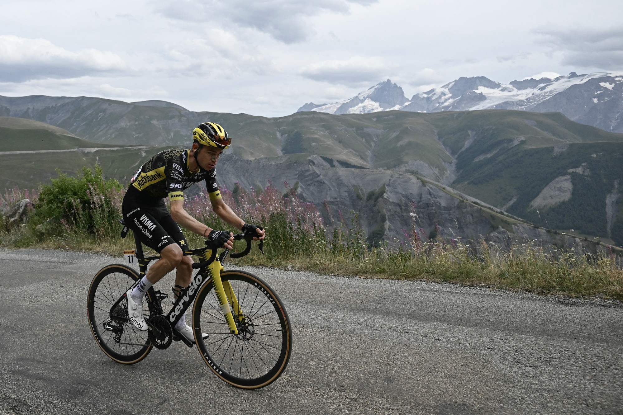El ciclista de Visma-Lease a Bike, Sepp Kuss, fue citado dos veces en la etapa 20 del Tour de Francia por tirar basura