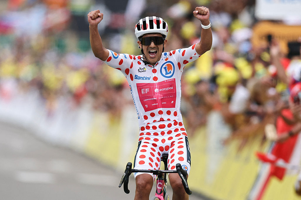 EF Education - Richard Carapaz de EasyPost con la camiseta de lunares del escalador celebra ganar la etapa 20