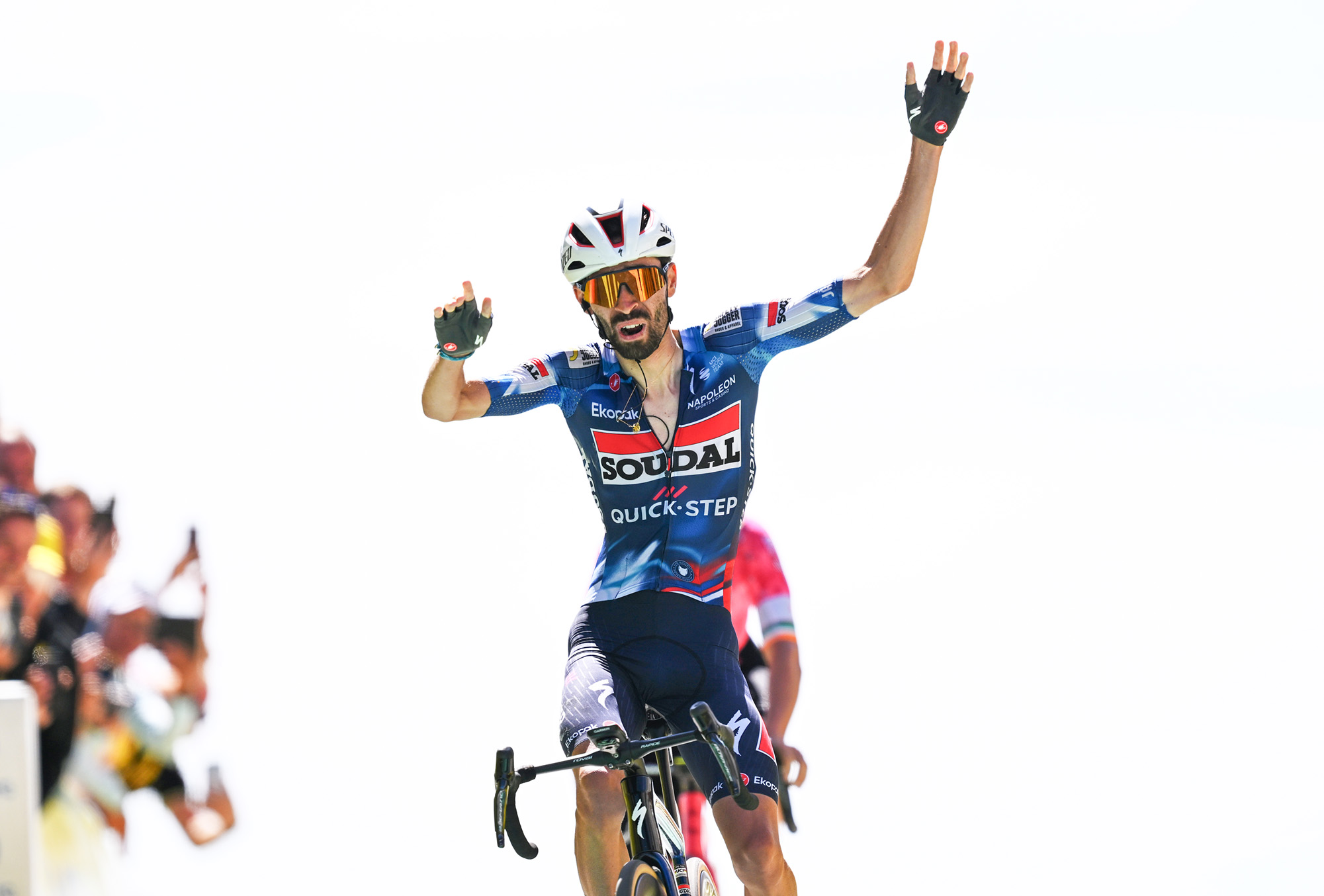 MONT VENTOUX, FRANCIA - 22 DE JULIO: Valentin Paret-Peintre de Francia y el equipo Soudal Quick-Step celebran en la línea de meta como ganador de etapa durante el 112.o Tour de Francia 2025, etapa 16, una etapa de 171,5 km desde Montpellier hasta Mont Ventoux 1902 m / #UCIWT / el 22 de julio de 2025 en Mont Ventoux, Francia. (Foto de Tim de Waele/Getty Images)