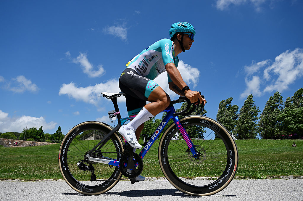 Enrico Zanoncello de Italia y el equipo Bardiani CSF 7 Sabre antes del 109.º Giro de Italia 2026, etapa 4, una etapa de 138 km desde Catanzaro a Cosenza