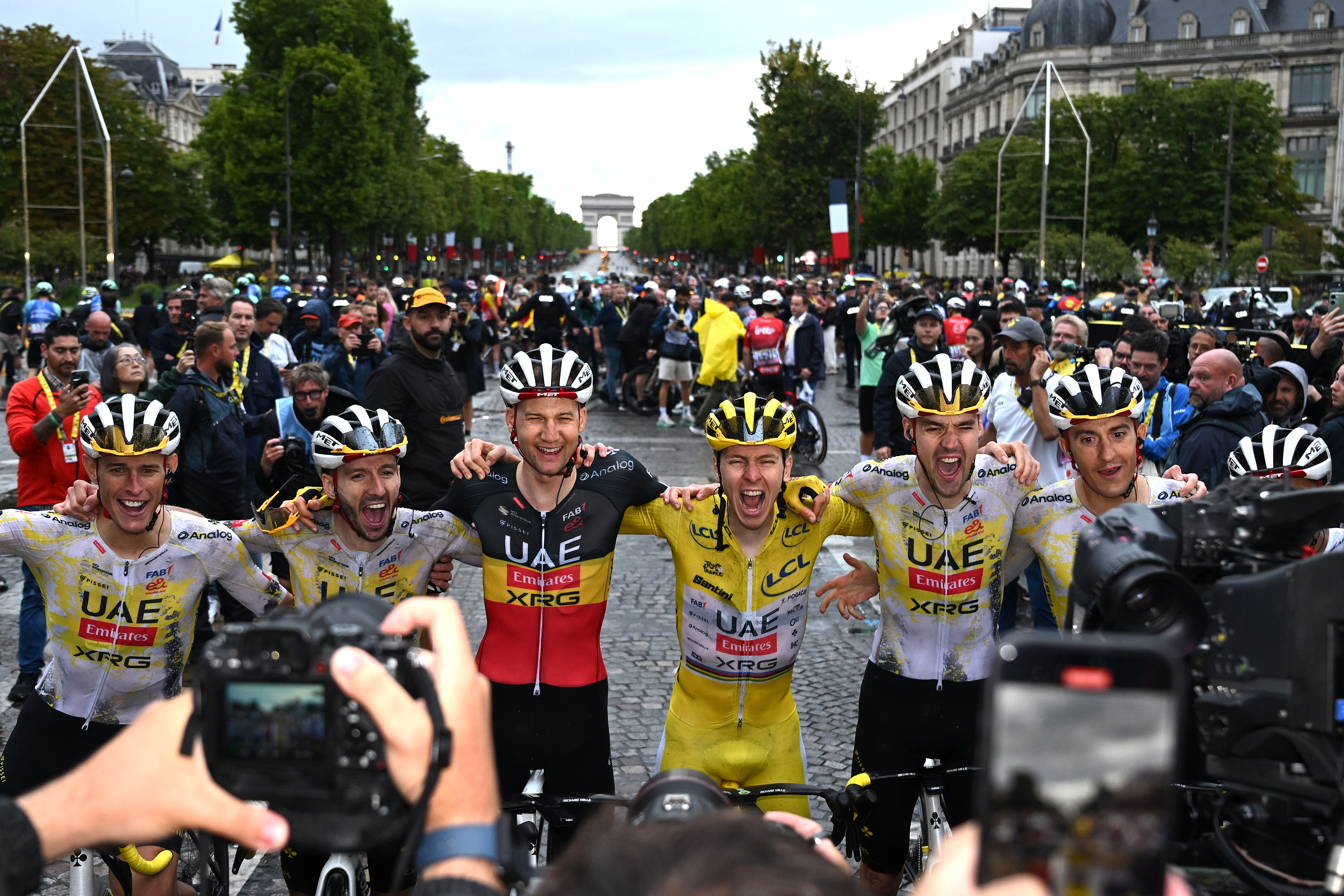 PARÍS - CAMPOS ELÍSES, FRANCIA - 27 DE JULIO: El ganador general final, Tadej Pogacar de Eslovenia y UAE Team Emirates - XRG - Jersey amarillo de líder celebra con sus compañeros de equipo Jhonatan Narváez de Ecuador, Nils Politt de Alemania, Pavel Sivakov de Francia, Marc Soler de España, Tim Wellens de Bélgica, Adam Yates de Gran Bretaña después del 112º Tour de Francia 2025, etapa 21 una etapa de 132,3 km desde Mantes-la-Ville hasta París - Campos Elíseos / #UCIWT / el 27 de julio de 2025 en París - Campos Elíseos, Francia. (Foto de Tim de Waele/Getty Images)