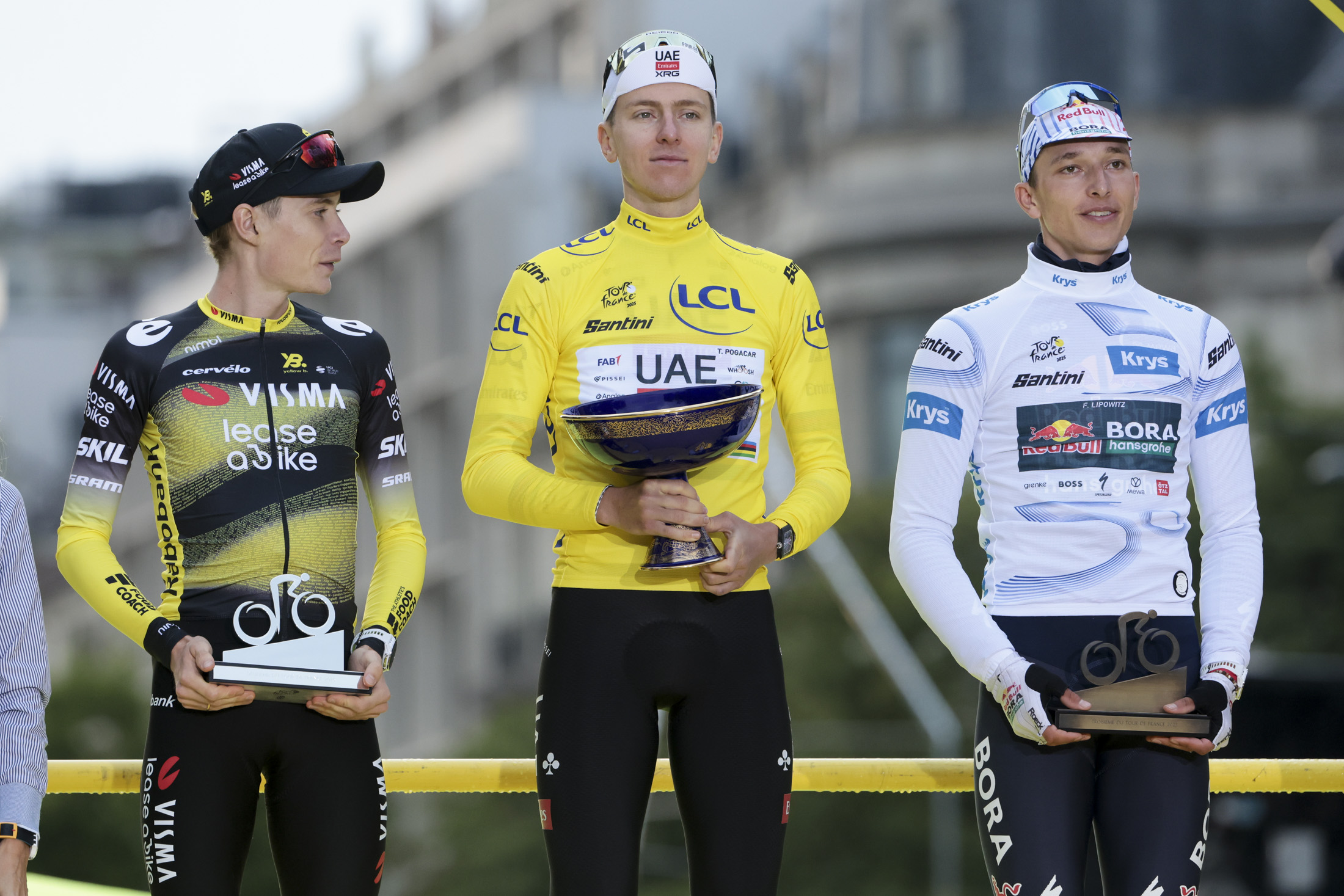 Vingegaard, Pogacar y Lipowitz en el podio con sus trofeos tras la etapa 21 del Tour de Francia 2025