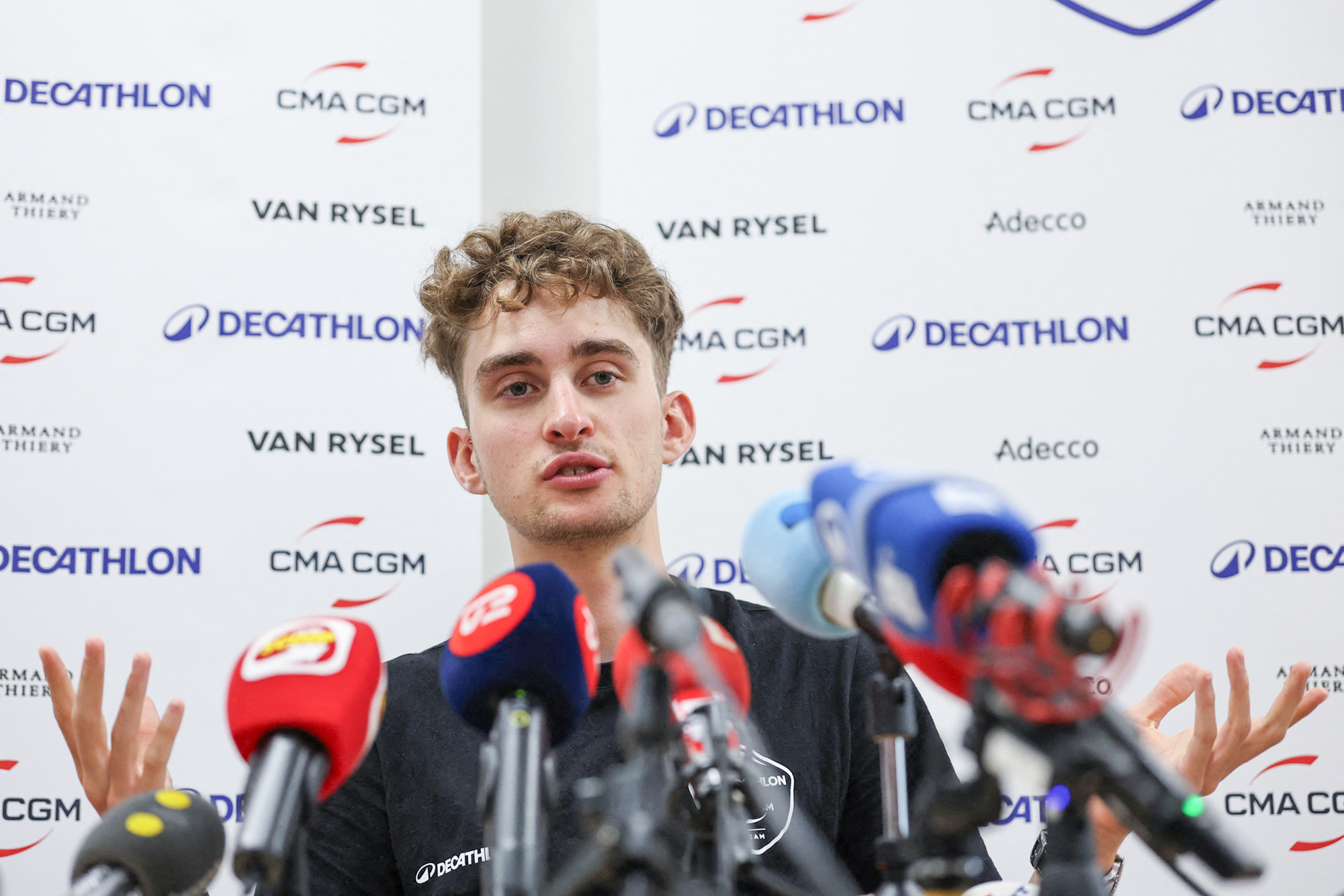 El ciclista francés del equipo Decathlon CMA CGM, Paul Seixas, habla durante una conferencia de prensa en vísperas del inicio de la carrera ciclista Tour Auvernia-Ródano-Alpes (anteriormente conocida como Criterium du Dauphine) en Voiron, Alpes franceses, el 6 de junio de 2026. (Foto de Anne-Christine POUJOULAT / AFP a través de Getty Images)