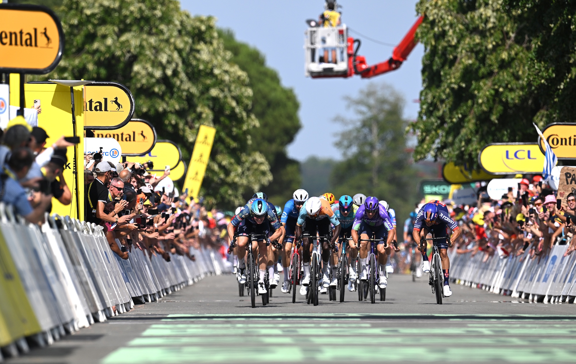 El ganador de la etapa Tim Merlier de Bélgica y el equipo Soudal Quick-Step, Biniam Girmay de Eritrea y el equipo NSN Cycling, Pascal Ackermann de Alemania y el equipo Jayco AlUla y Pavel Bittner de la República Checa y el equipo Picnic PostNL corren en la línea de meta durante el 113º Tour de Francia 2026, etapa 8