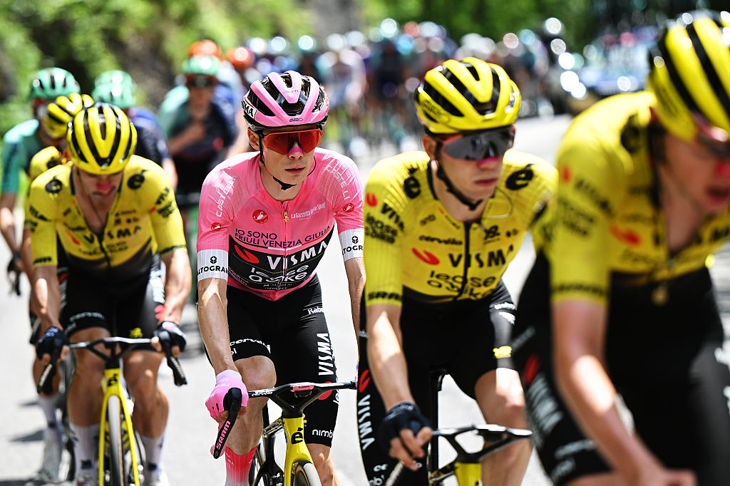 Jonas Vingegaard de Dinamarca y el equipo Visma | Alquilar una bicicleta durante el 109º Giro de Italia