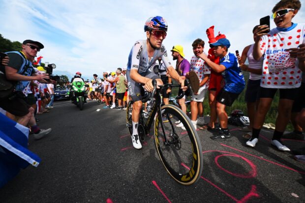 Tom Pidcock multado con 400 CHF, 20 segundos descontados y ocho puntos KOM en la etapa 15 del Tour de Francia
