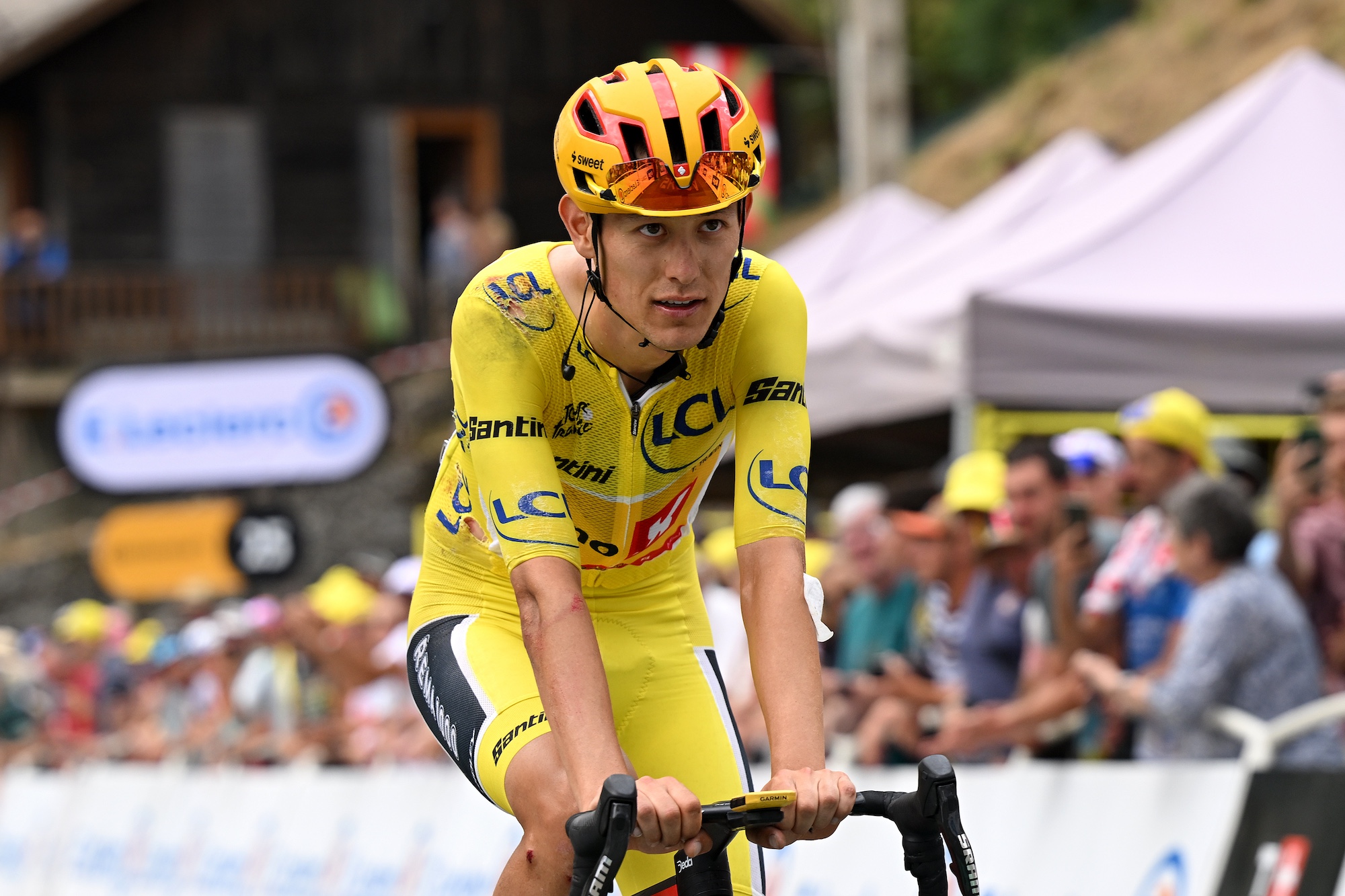 Torstein Traeen de Noruega y el equipo Uno-X Mobility con la camiseta amarilla de líder reaccionan al cruzar la línea del 113.º Tour de Francia 2026 en la etapa 6 después de estrellarse en el descenso del Col du Tourmalet (Foto de Dario Belingheri/Getty Images)