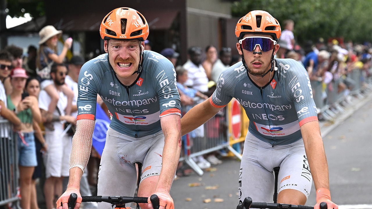 Dorian Godon ayudó a cruzar la línea de meta por Kevin Vauquelin, compañero de equipo de Netcompany Ineos, después de estrellarse en la etapa 12 del Tour de Francia (imagen recortada) (Foto de Dario Belingheri/Getty Images)