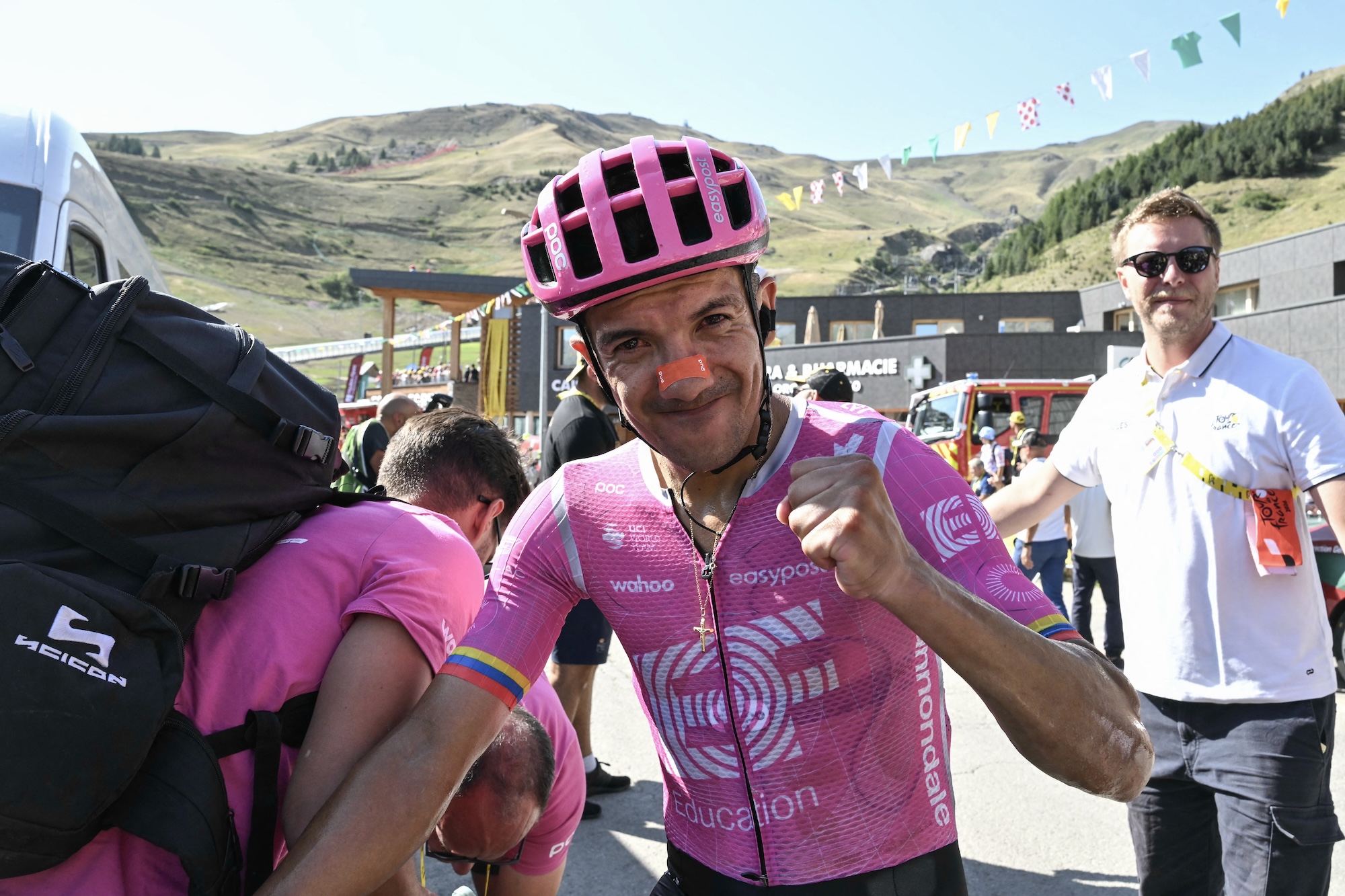 Richard Carapaz celebra tras ganar la 18ª etapa de la 113ª edición del Tour de Francia (Foto de Jeff PACHOUD/POOL/AFP)