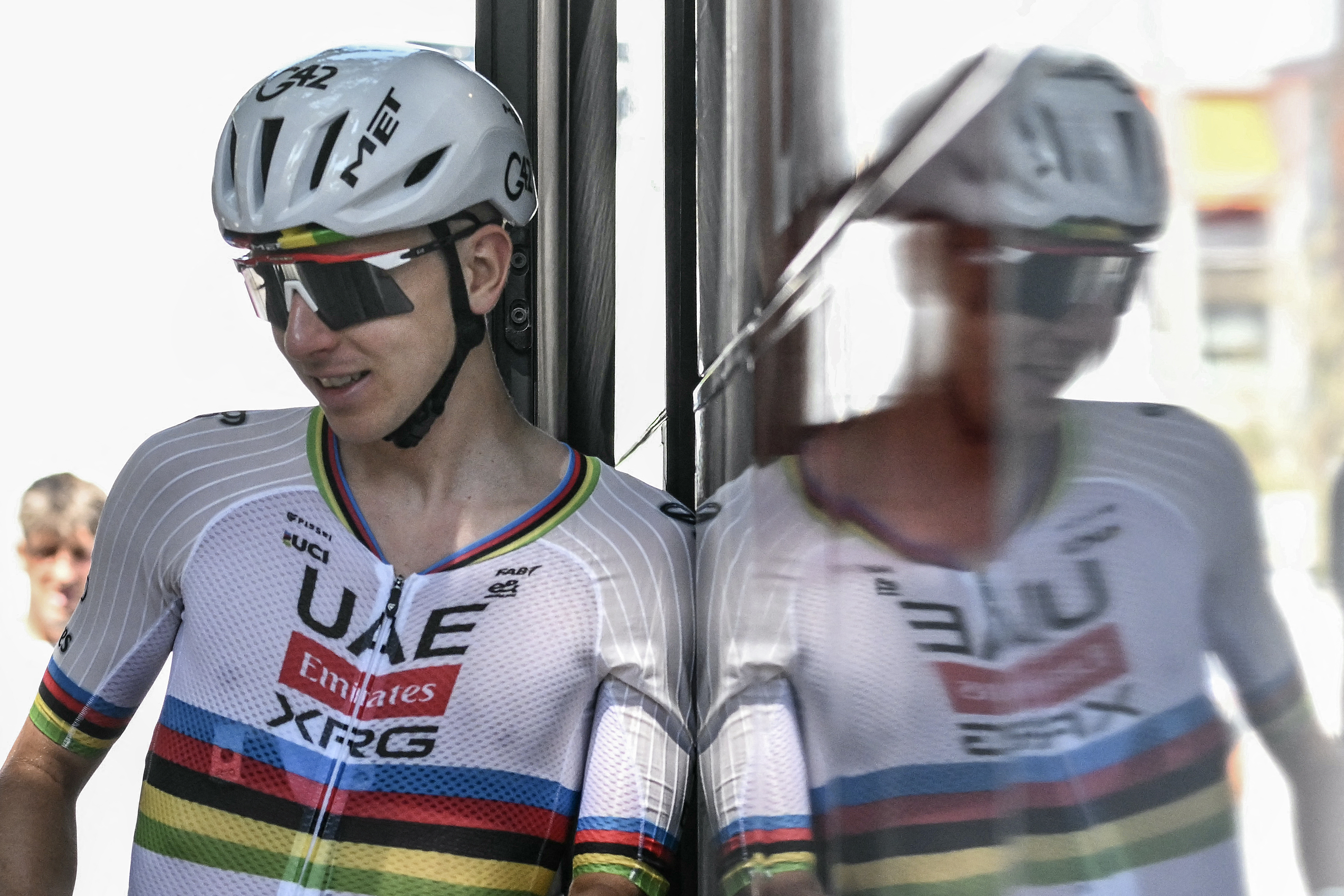 UAE Team Emirates: el ciclista esloveno del equipo XRG, Tadej Pogacar, hace una reflexión mientras desembarca del autobús de su equipo durante una sesión de entrenamiento dos días antes del inicio de la 113.a edición de la carrera ciclista Tour de Francia, en Castelldefels, cerca de Barcelona, ​​en el noreste de España, el 2 de julio de 2026. (Foto de Jeff PACHOUD / AFP)