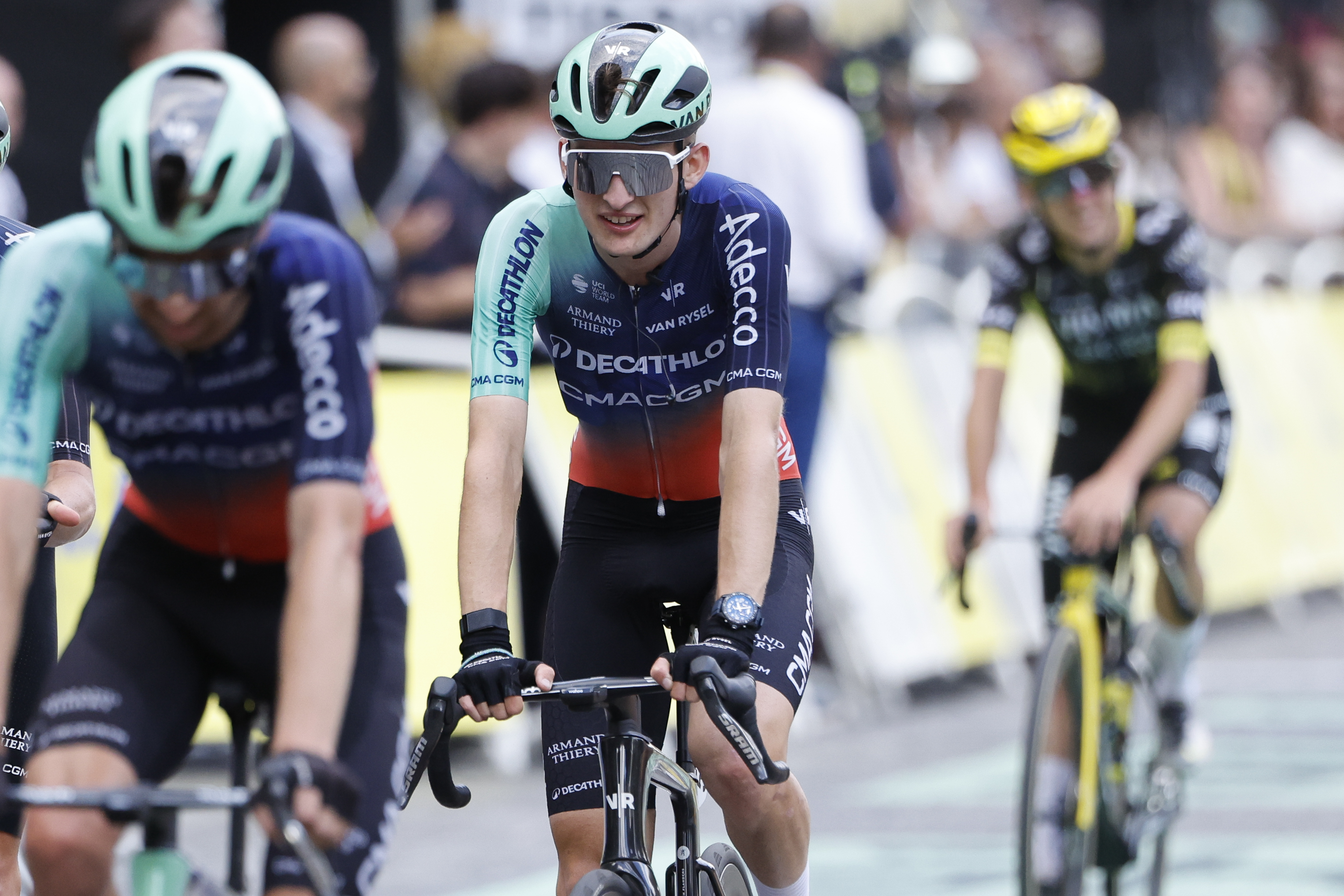 PARÍS, FRANCIA - 26 DE JULIO: Paul Seixas de Francia y Decathlon CMA CGM cruzan la línea de meta de la etapa 21 del 113.o Tour de Francia 2026, etapa final de 88,7 km entre los Campos Elíseos de París y los Campos Elíseos de París el 26 de julio de 2026 en París, Francia. (Foto de Jean Catuffe/Getty Images)