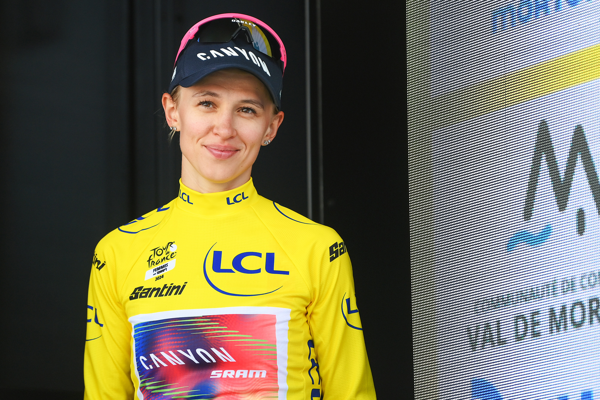 MORTEAU, FRANCIA - 16 DE AGOSTO: Katarzyna Niewiadoma de Polonia y el equipo Canyon//SRAM Racing celebran en el podio como ganadoras de la camiseta amarilla de líder durante el 3er Tour de Francia Femmes 2024, etapa 6, una etapa de 159,2 km desde Remiremont a Morteau / #UCIWWT / el 16 de agosto de 2024 en Morteau, Francia. (Foto de Alex Broadway/Getty Images)