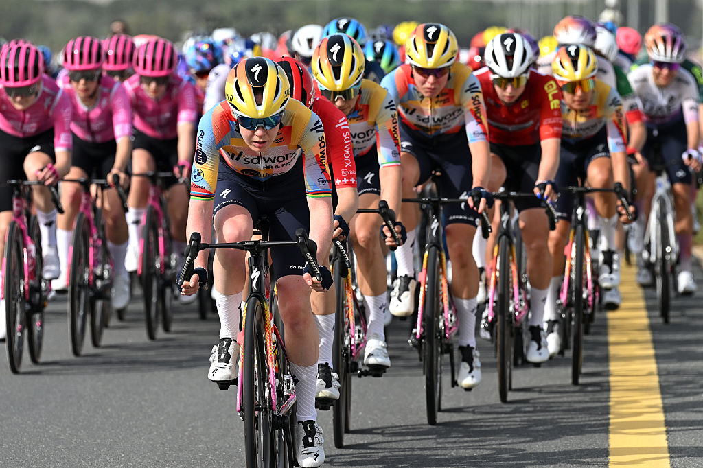 DUBAI, EMIRATOS ÁRABES UNIDOS - 6 DE FEBRERO: Anna Van der Breggen de Holanda y el equipo SD Worx - Protime lidera el pelotón durante el 4to UAE Tour Women 2026, Etapa 2, una etapa de 145 km desde la Academia de Policía de Dubai hasta la Universidad Hamdan Bin Mohamed Smart el 6 de febrero de 2026 en Dubai, Emiratos Árabes Unidos. (Foto de Tim de Waele/Getty Images)