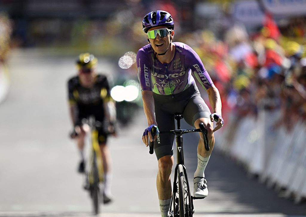 El suizo Mauro Schmid del equipo Jayco AlUla cruza la línea de meta de la etapa 18 del Tour de Francia 2026, una etapa de 185 km desde Voiron hasta Orcières-Merlette