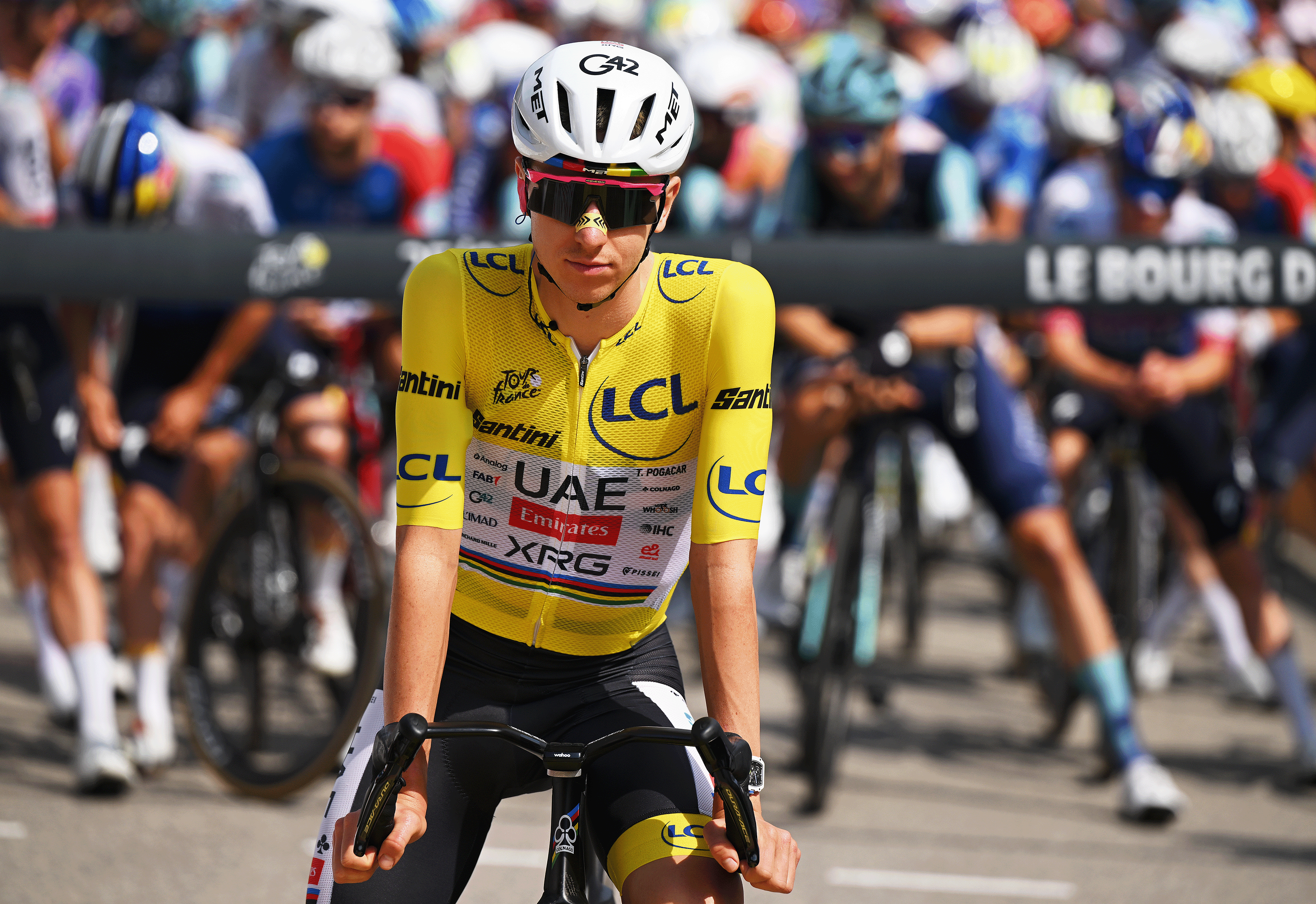   Tadej Pogacar de Eslovenia y el UAE Team Emirates - XRG vistiendo la camiseta amarilla de líder antes de la 113ª edición del Tour de Francia 2026 (Foto de Dario Belingheri/Getty Images)