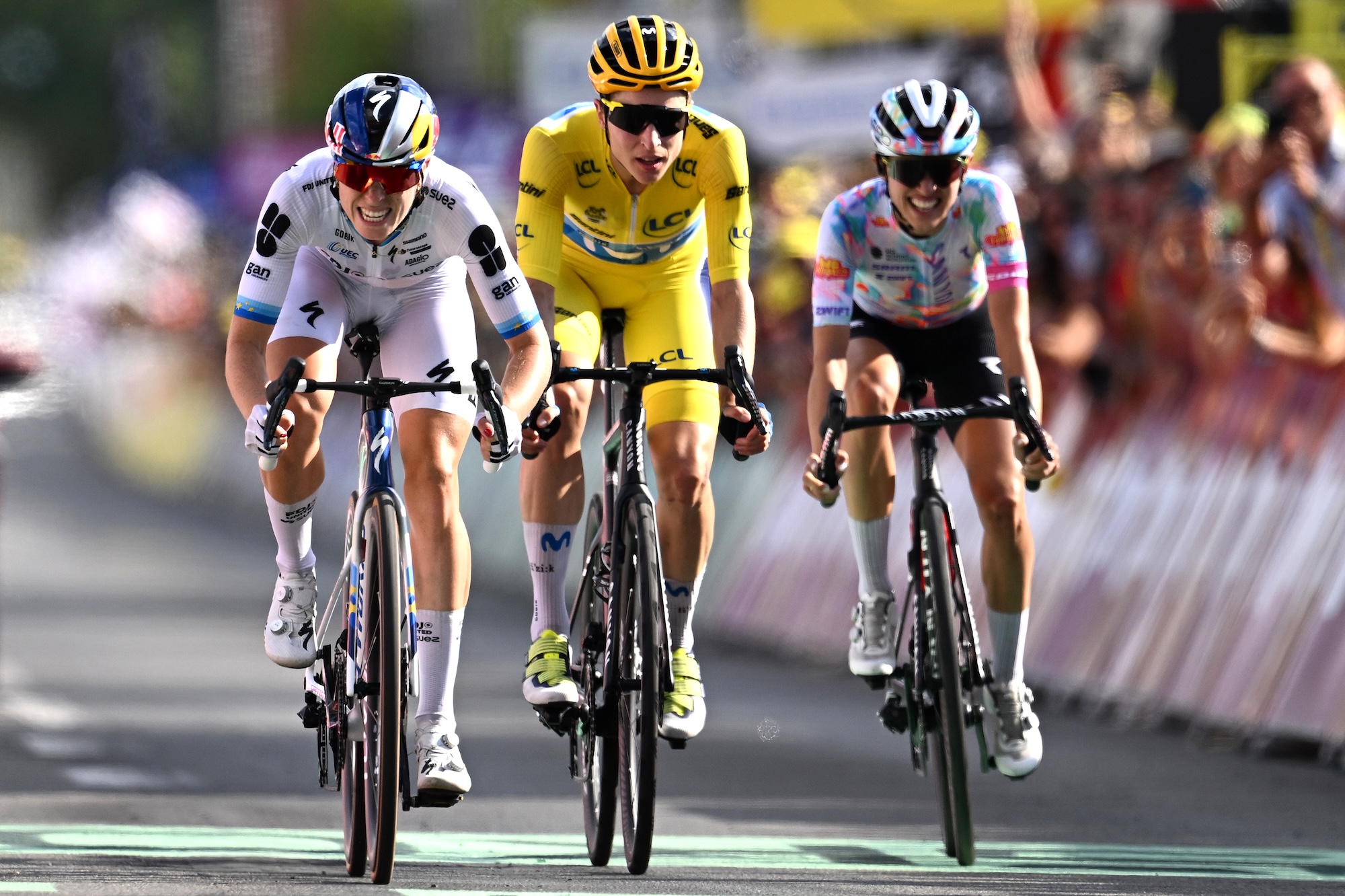 Demi Vollering del Team FDJ United - SUEZ, Marlen Reusser del Team Movistar y Katarzyna Niewiadoma-Phinney de Canyon//SRAM en la línea de meta durante el 5º Tour de Francia Femmes 2026, Etapa 5