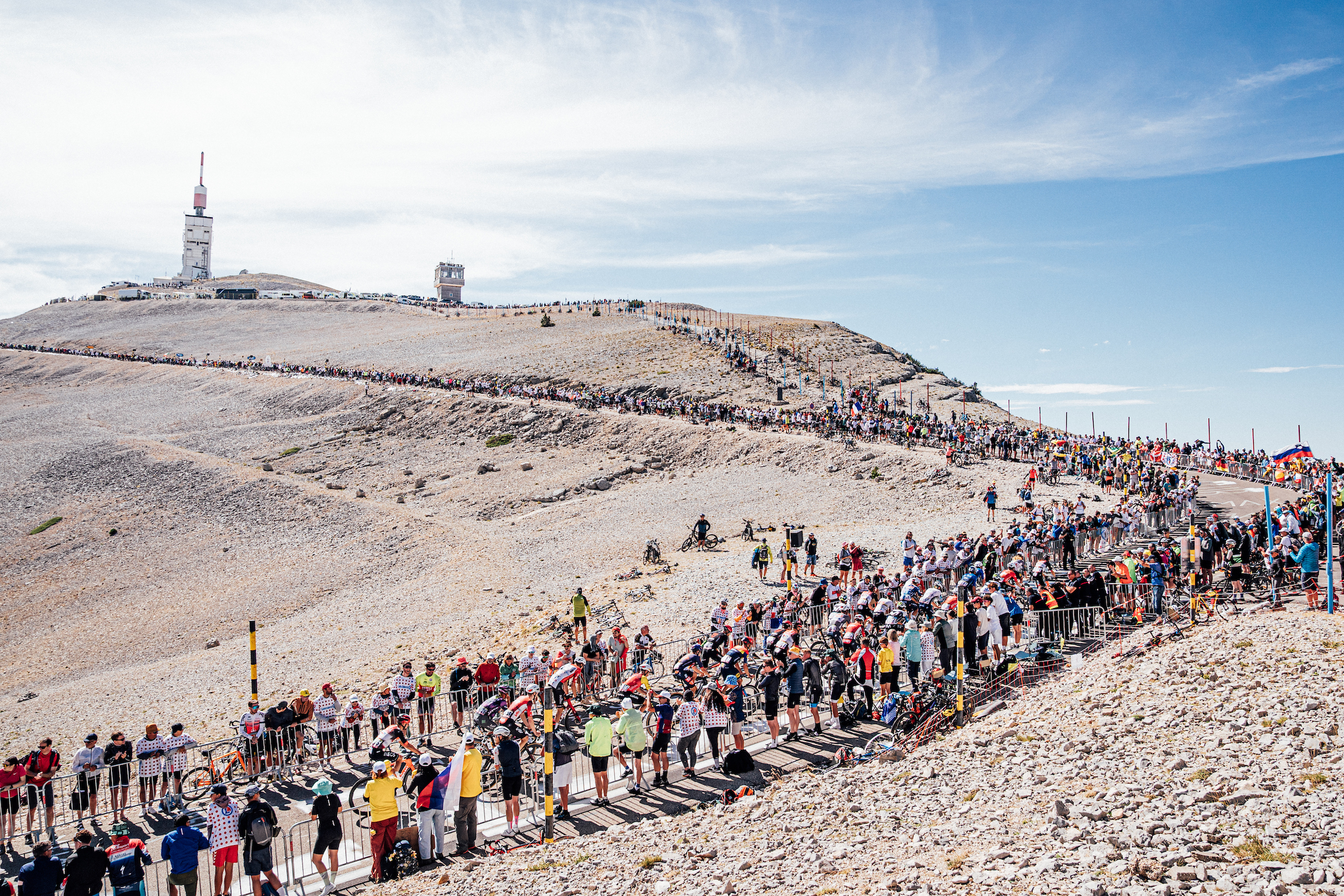 Foto de Zac Williams/SWpix.com - 22/07/2025 - Ciclismo - Tour de Francia 2025 Etapa 16, Montpellier - Mont Ventoux, Francia - el grupetto se dirige a la cumbre.