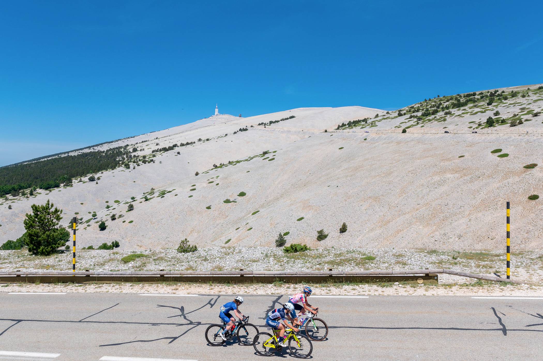 MONT VENTOUX, BEDOIN, VAUCLUSE, FRANCIA - 14/06/2022: (LR) Ella Harris (equipo Canyon Sram), Margaux Vigié (equipo Francia), Olivia Bent (equipo Awol O'shea) en acción a tres kilómetros de la línea de meta. La primera edición del Mont Ventoux Dénivelé Challenge Femmes (categoría WE 1.2) tuvo lugar entre Vaison-la-Romaine y Mont Ventoux sobre una distancia de 98 kilómetros. La italiana Marta Cavalli (FDJ-Nouvelle Aquitaine-Futuroscope) recorrió los 98 km en 3h19mn01s por delante de Clara Koppenburg (Cofidis Women Team) que finalizó segunda y Evita Muzic (FDJ-Nouvelle Aquitaine-Futuroscope), tercera. (Foto de Laurent Coust/SOPA Images/LightRocket vía Getty Images)