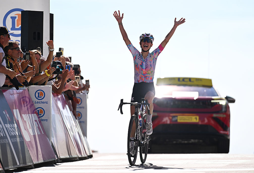 MONT VENTOUX, FRANCIA - 7 DE AGOSTO: Katarzyna Niewiadoma-Phinney de Polonia y Team Canyon//SRAM Racing zondacryptocelebra en la línea de meta como ganadora de etapa durante el 5to Tour de Francia Femmes 2026, Etapa 7, una etapa de 146,8 km desde La Voulte-sur-Rhone hasta Mont Ventoux 1901 m / #UCIWWT / el 7 de agosto. 2026 en Mont Ventoux, Francia. (Foto de Tim de Waele/Getty Images)