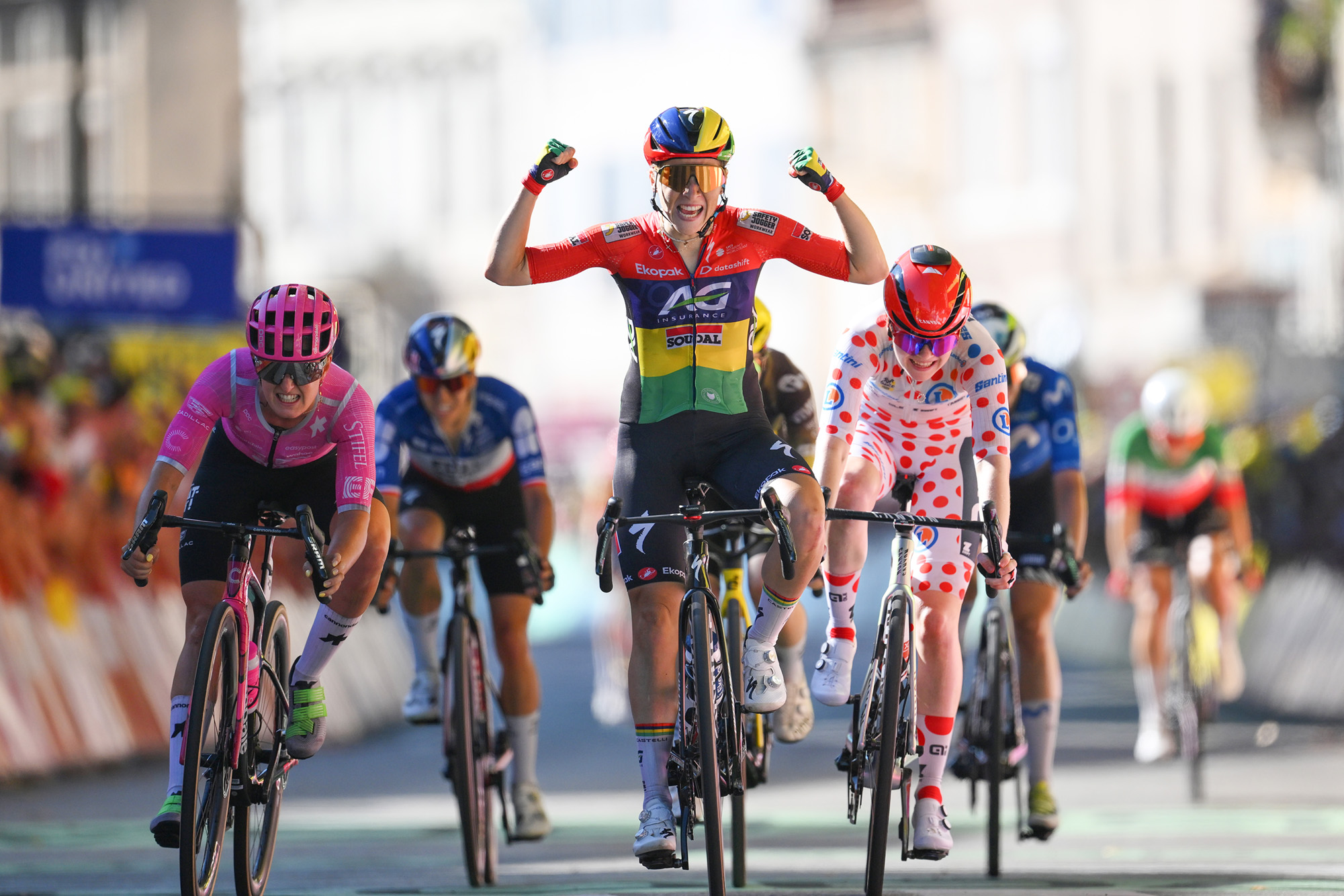 TOURNON-SUR-RHONE, FRANCIA - 6 DE AGOSTO: Kimberley Le Court Pienaar de Mauricio y Team AG Insurance - Soudal celebra en la línea de meta como ganador de la etapa por delante de (LR) Cedrine Kerbaol de Francia y Team EF Education - Oatly y Puck Pieterse de Holanda y Team Fenix - Premier Tech - Polka Dot Mountain Jersey durante el 5to Tour de Francia Femmes 2026, Etapa 6 a Etapa de 153,4km desde Montbrison a Tournon-sur-Rhon / #UCIWWT / el 06 de agosto de 2026 en Tournon-sur-Rhone, Francia. (Foto de Alex Broadway/Getty Images)