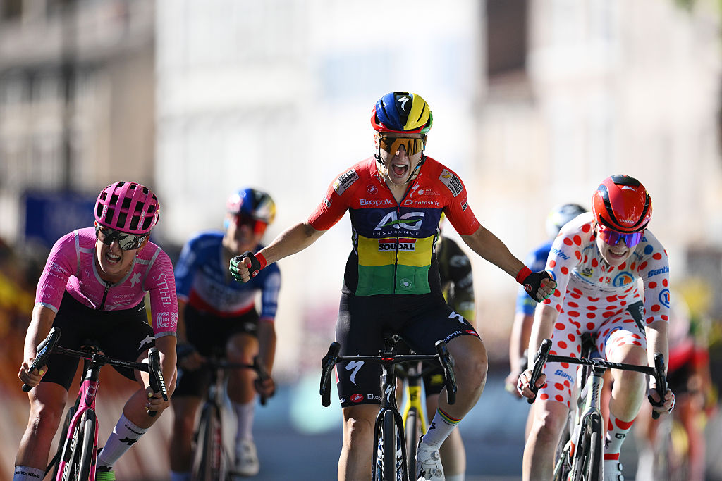 Kimberley Le Court Pienaar de Mauricio y Team AG Insurance - Soudal celebra en la línea de meta como ganador de la etapa 6