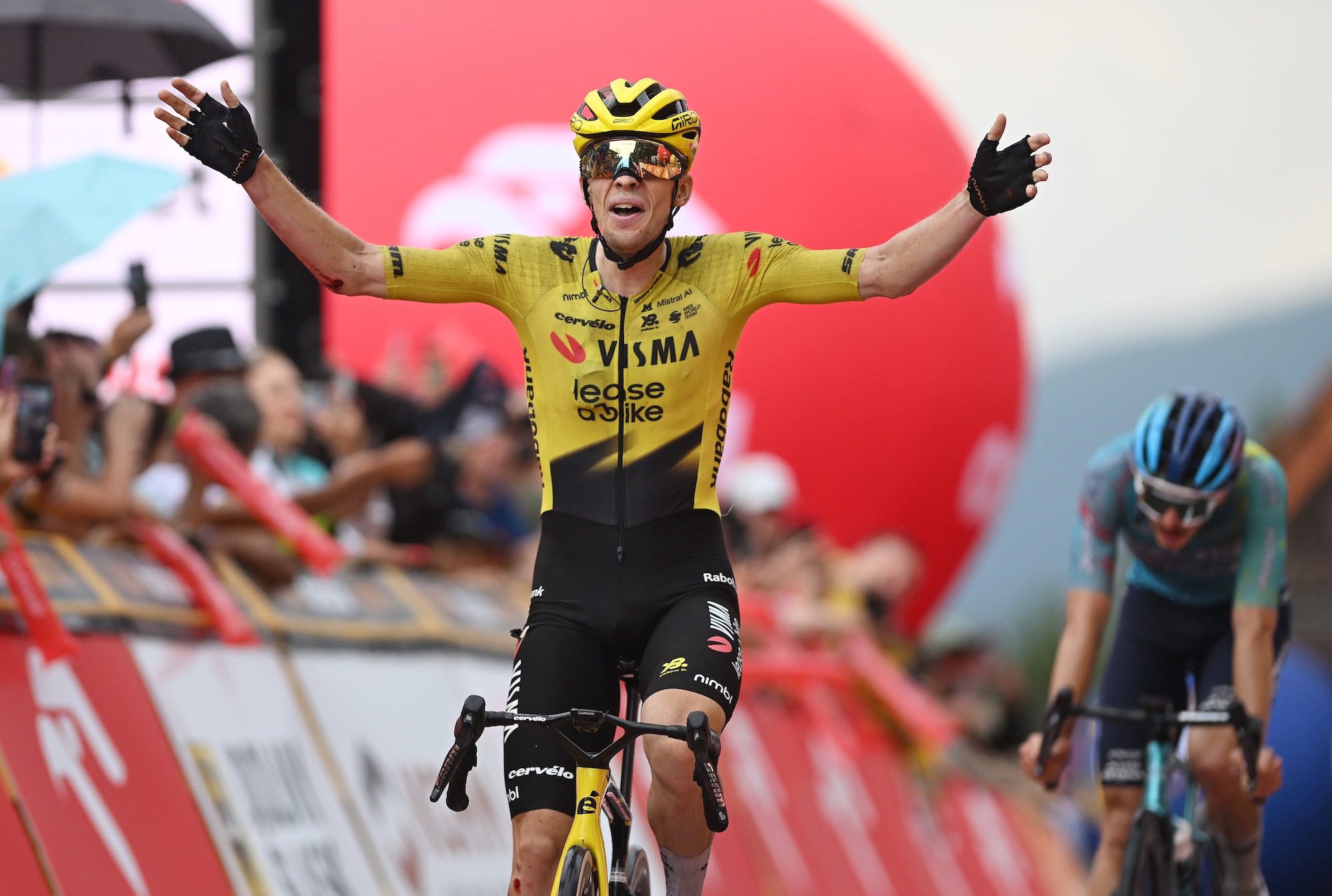 Bart Lemmen de Visma-Lease a Bike celebra en la línea de meta como ganador de la etapa 4