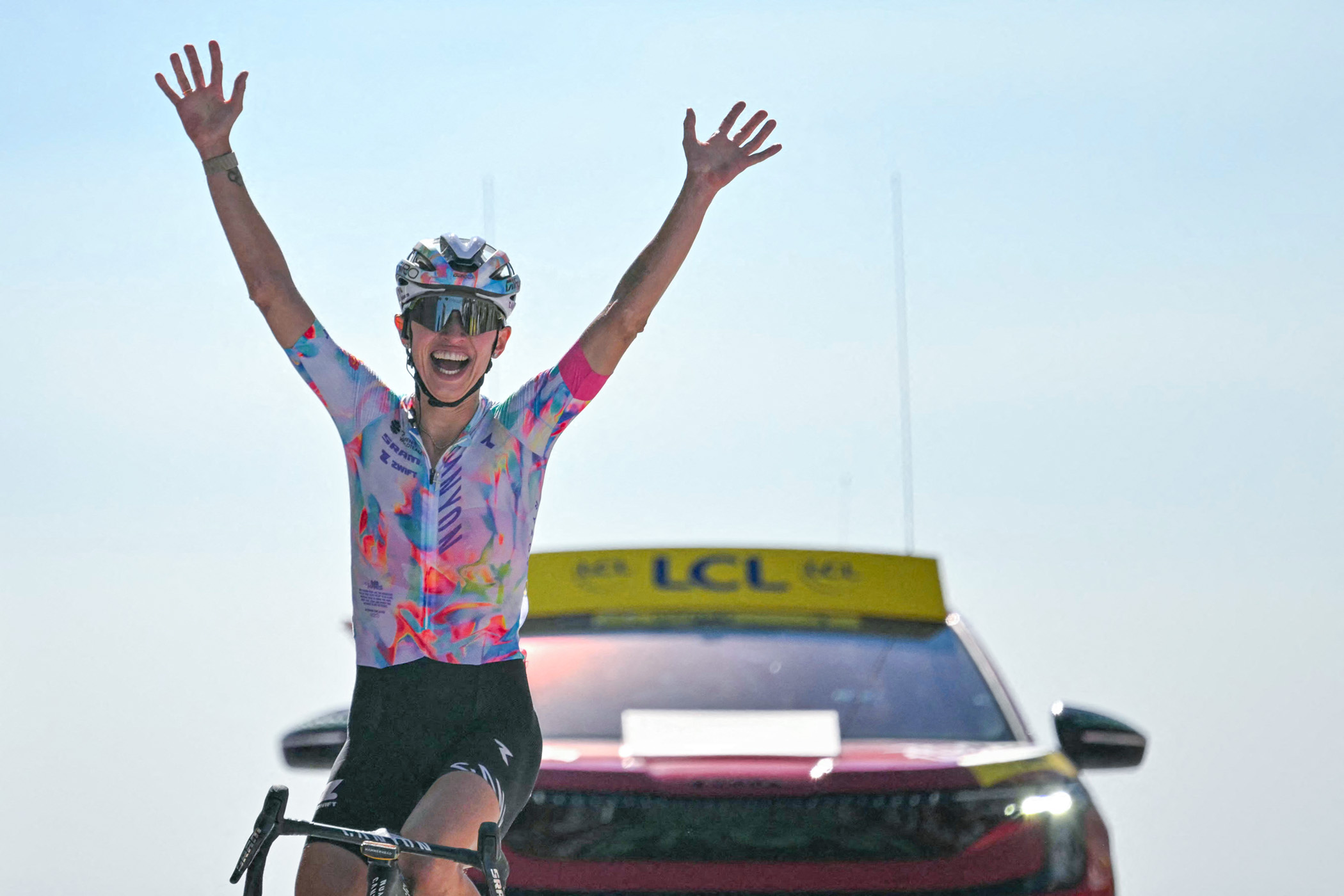 Canyon//La ciclista polaca de SRAM zondacrypto, Katarzyna Niewiadoma, celebra mientras cruza la línea de meta para ganar la séptima (de 9) etapa de la quinta edición de la carrera ciclista femenina del Tour de Francia, 146,8 km desde Voulte-sur-Rhone hasta el Mont Ventoux, en el Mont Ventoux, sureste de Francia, el 7 de agosto de 2026. (Foto de NICOLAS TUCAT / AFP vía Getty Images)
